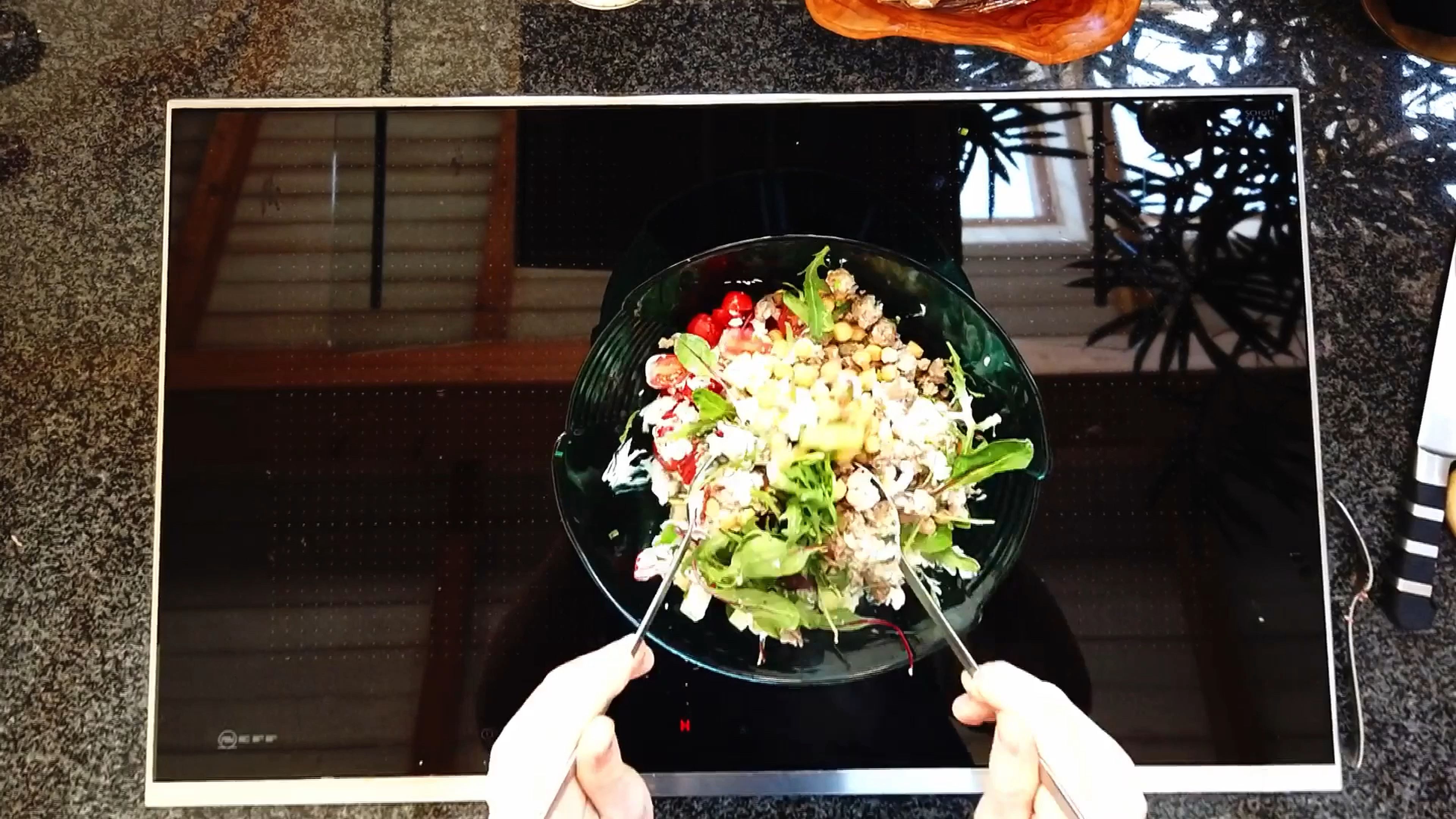 Den Salat mit allen Zutaten zusammenstellen und durchrühren.