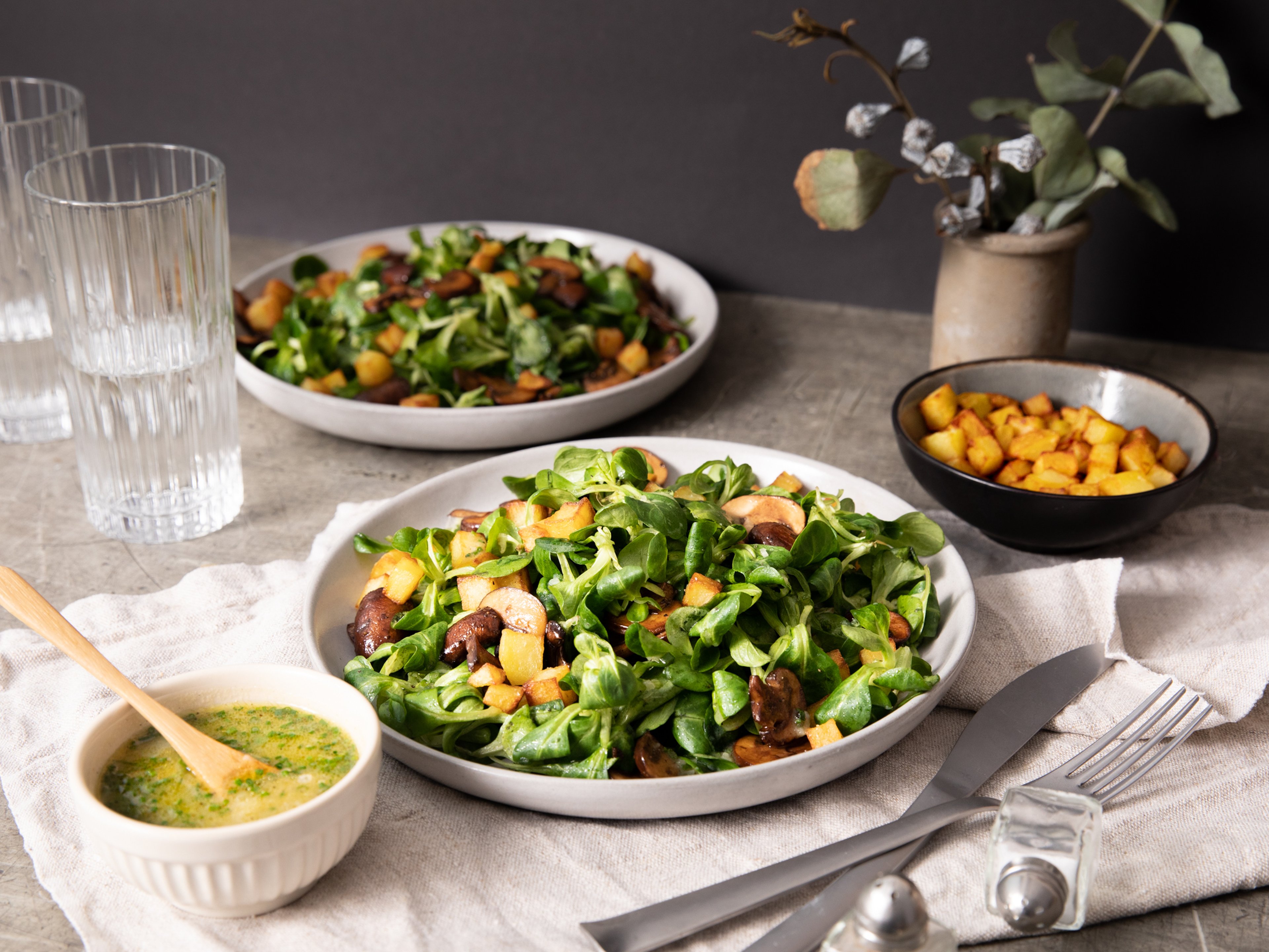 Lamb’s lettuce salad with crispy potatoes