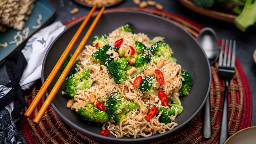 Mie-Nudeln mit Broccoli und Erduss-Soße