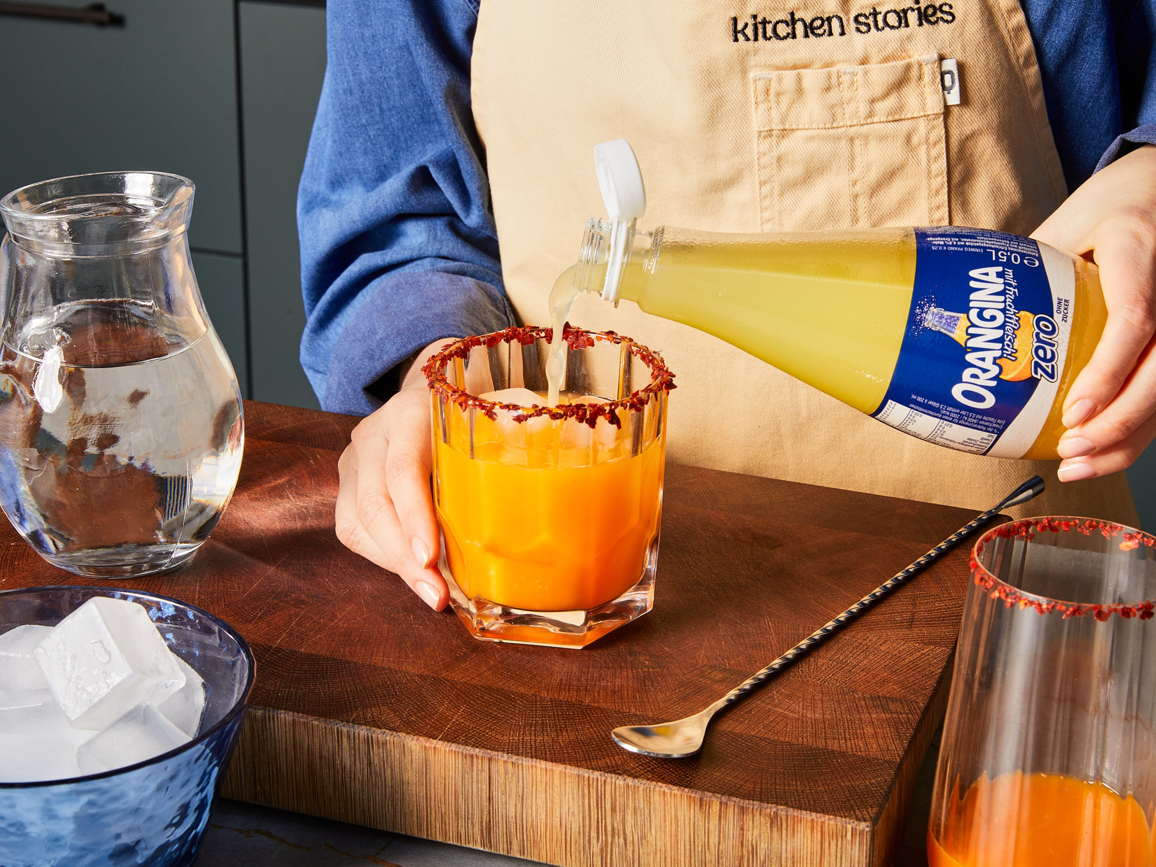 Ein paar Eiswürfel in die Gläser geben und mit Orangina Zero sowie etwas Sprudelwasser aufgießen. Nach Belieben erneut vorsichtig umrühren, damit sich die Zutaten besser vermischen. Mit der Limettenscheibe garnieren.
