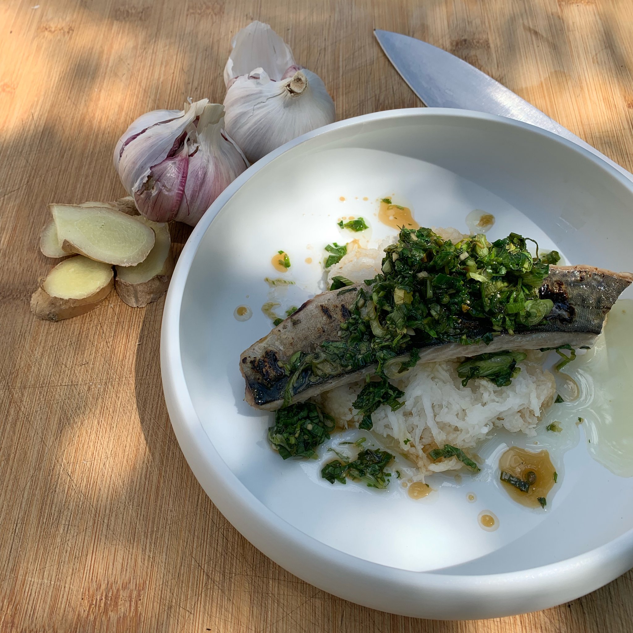 Gebrannte Makrele auf weißem Rettich/Kräutervinaigrette