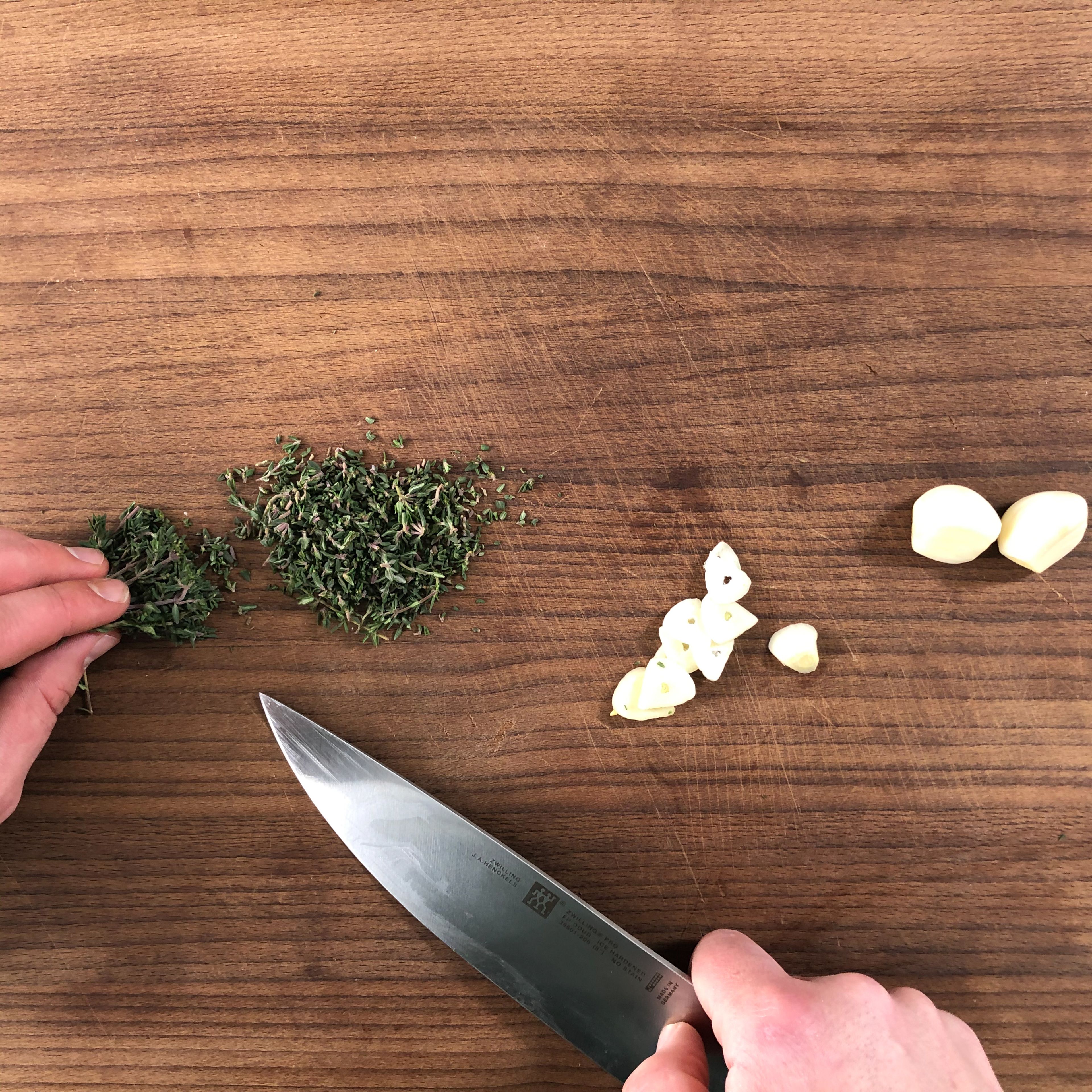 Peel and thinly slice garlic. Chop thyme.