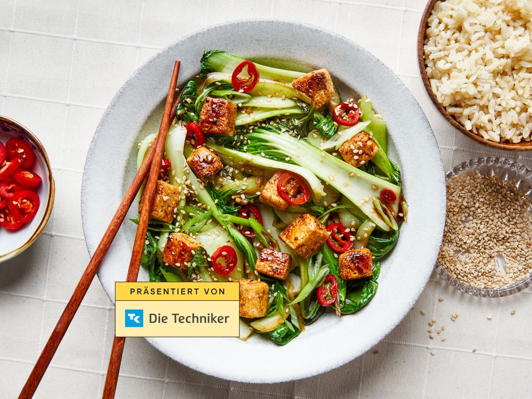 Gebratener Pak Choi mit knusprigem Tofu und Reis