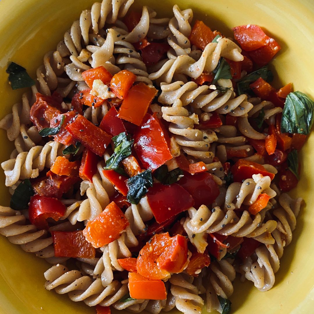 Healthy fusilli with bell peppers and feta