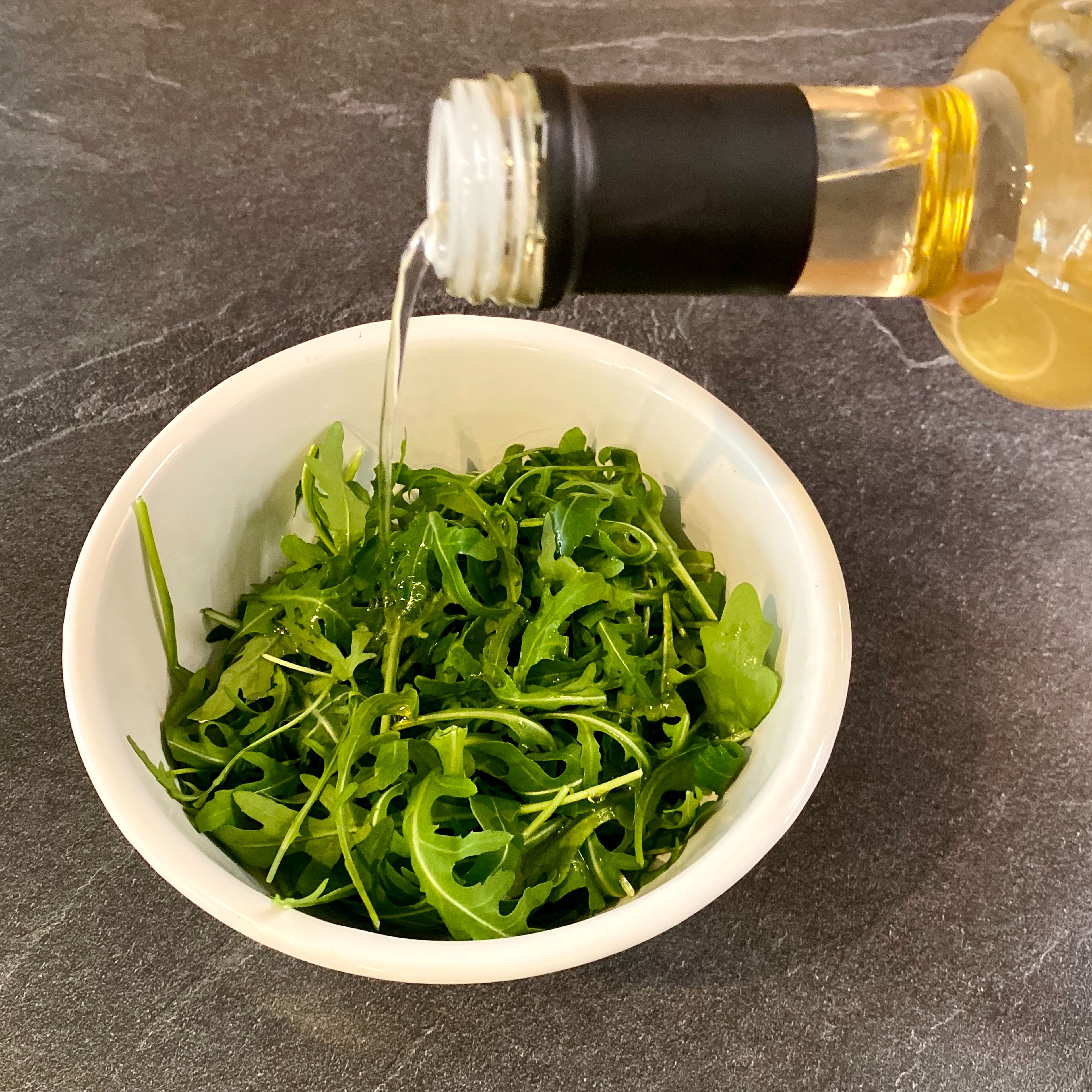 Rucola mit weißen Balsamico und Olivenöl anmachen.