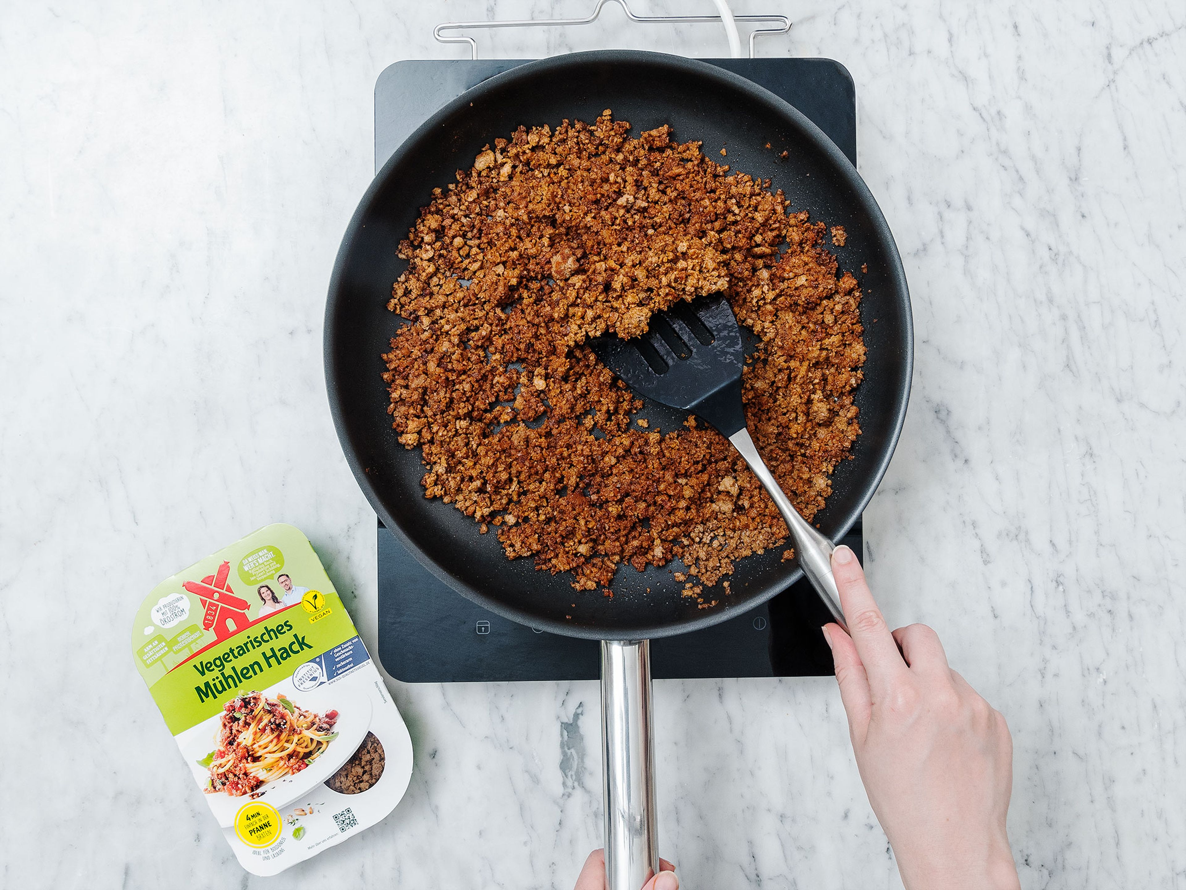 Heat oil in a large frying pan. Add vegetarian ground meat and fry for approx. 4 min. Add soy sauce, red pepper and smoked paprika and stir to combine. Season with salt and pepper to taste.