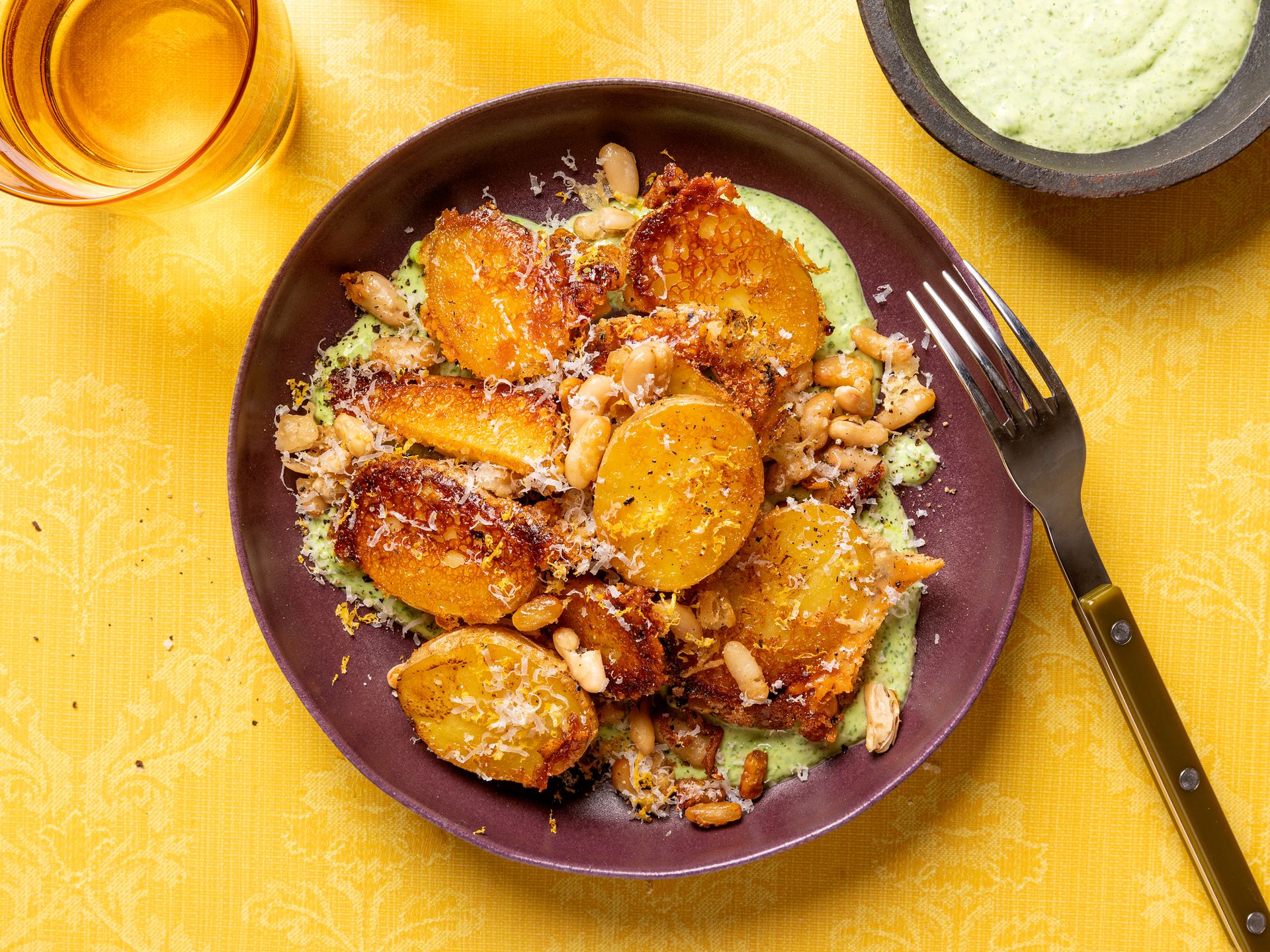 Knusprige Parmesan-Kartoffeln mit Bohnen und Bärlauch-Dip | Rezept ...