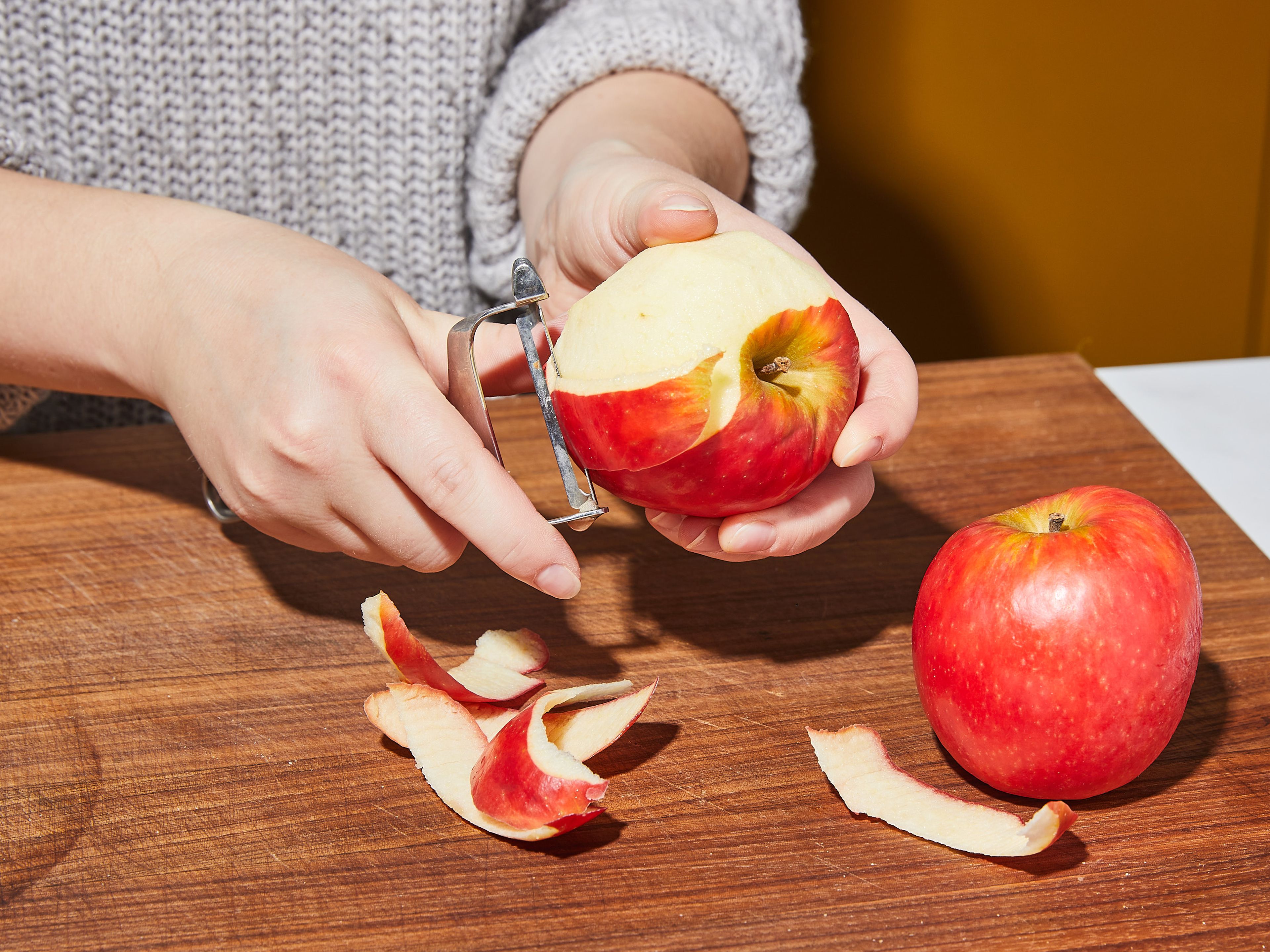 Äpfel schälen, entkernen und in kleine Stücke schneiden. Mit einer Prise Zimt und Zitronensaft in einen kleinen Topf geben und bei niedriger bis mittlerer Hitze ca. 5 Min. köcheln lassen, bis die Äpfel weich sind.