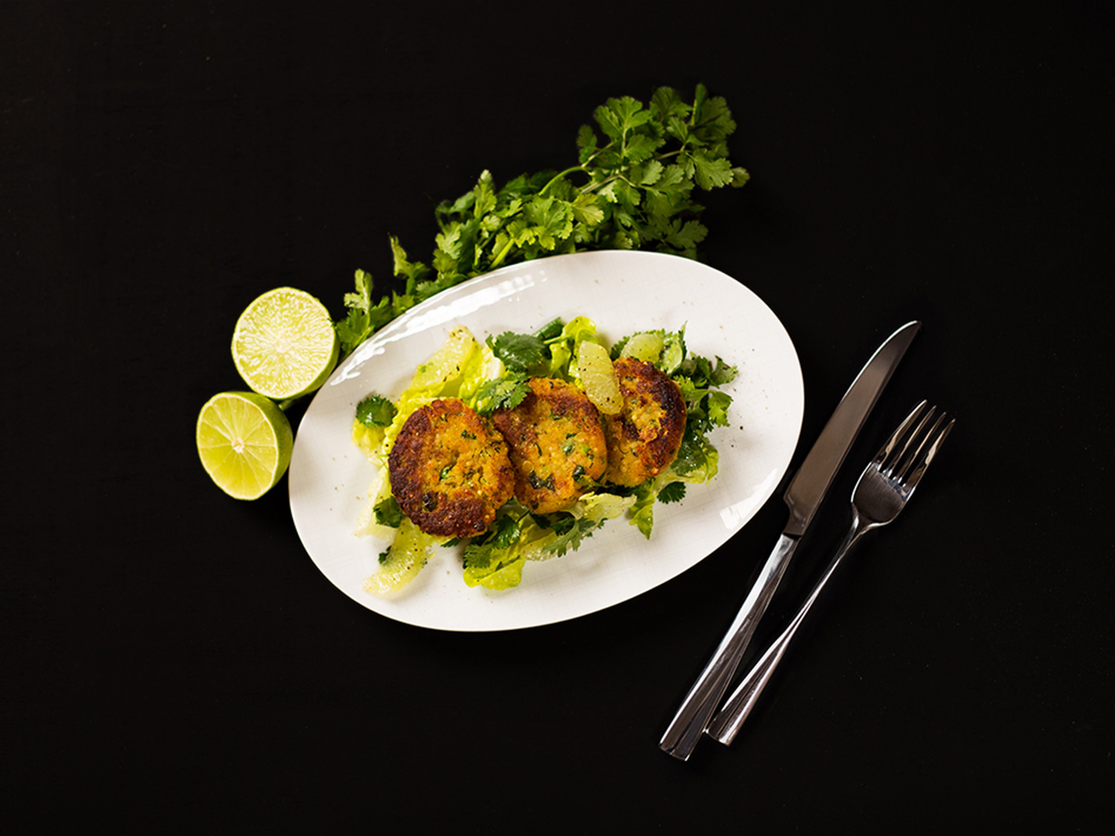 Linsen-Bratlinge mit Koriander-Limetten-Salat