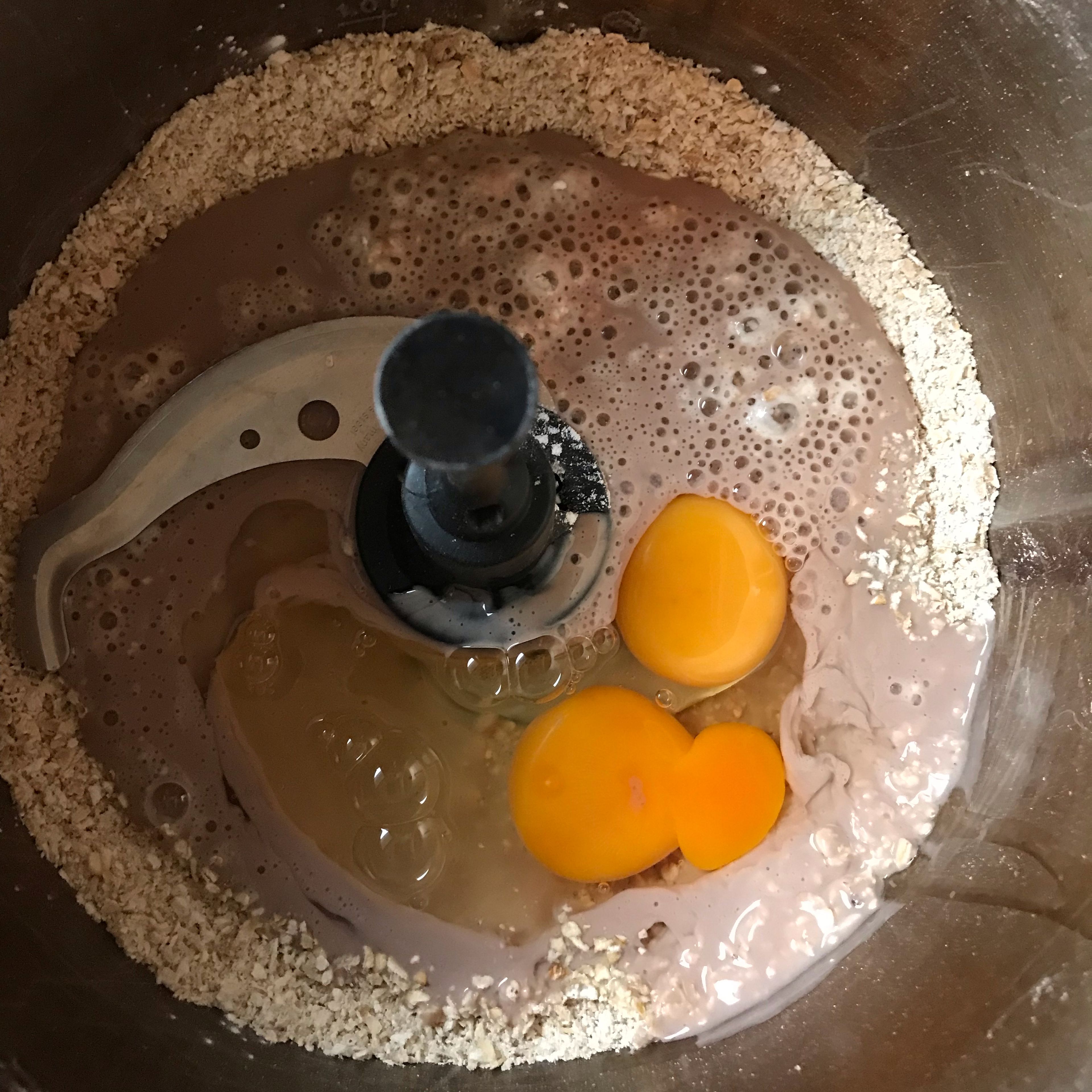 Alle weiteren Zutaten bis auf das Ghee in den Cookit geben, den Deckel schließen und mittels des Programms für flüssige Teige den Pfannkuchen-Teig zubereiten. (Universalmesser | Automatikprogramm "flüssige Teige" )