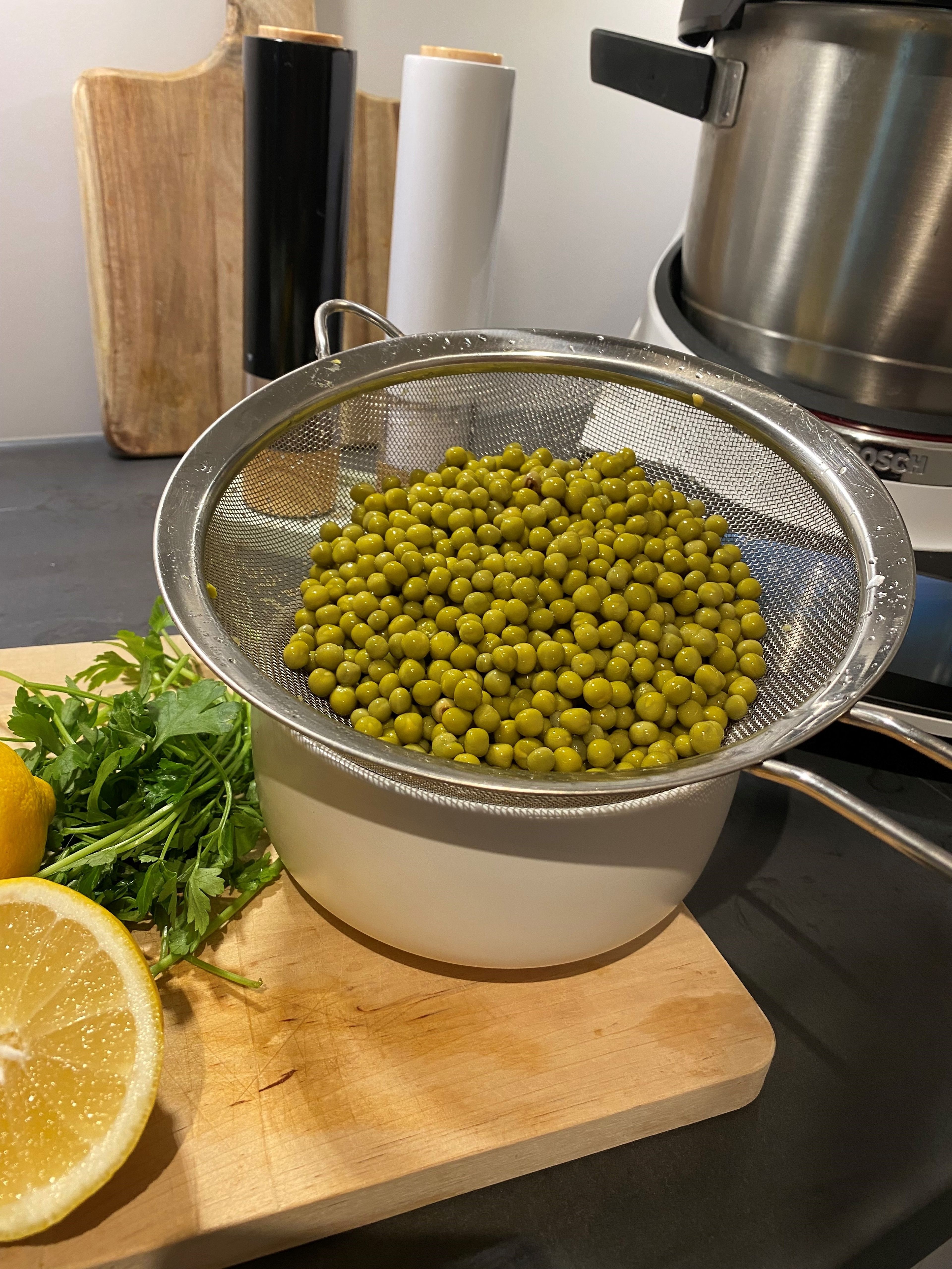 Als erstes die Erbsen sowie die Kichererbsen abtropfen lassen.