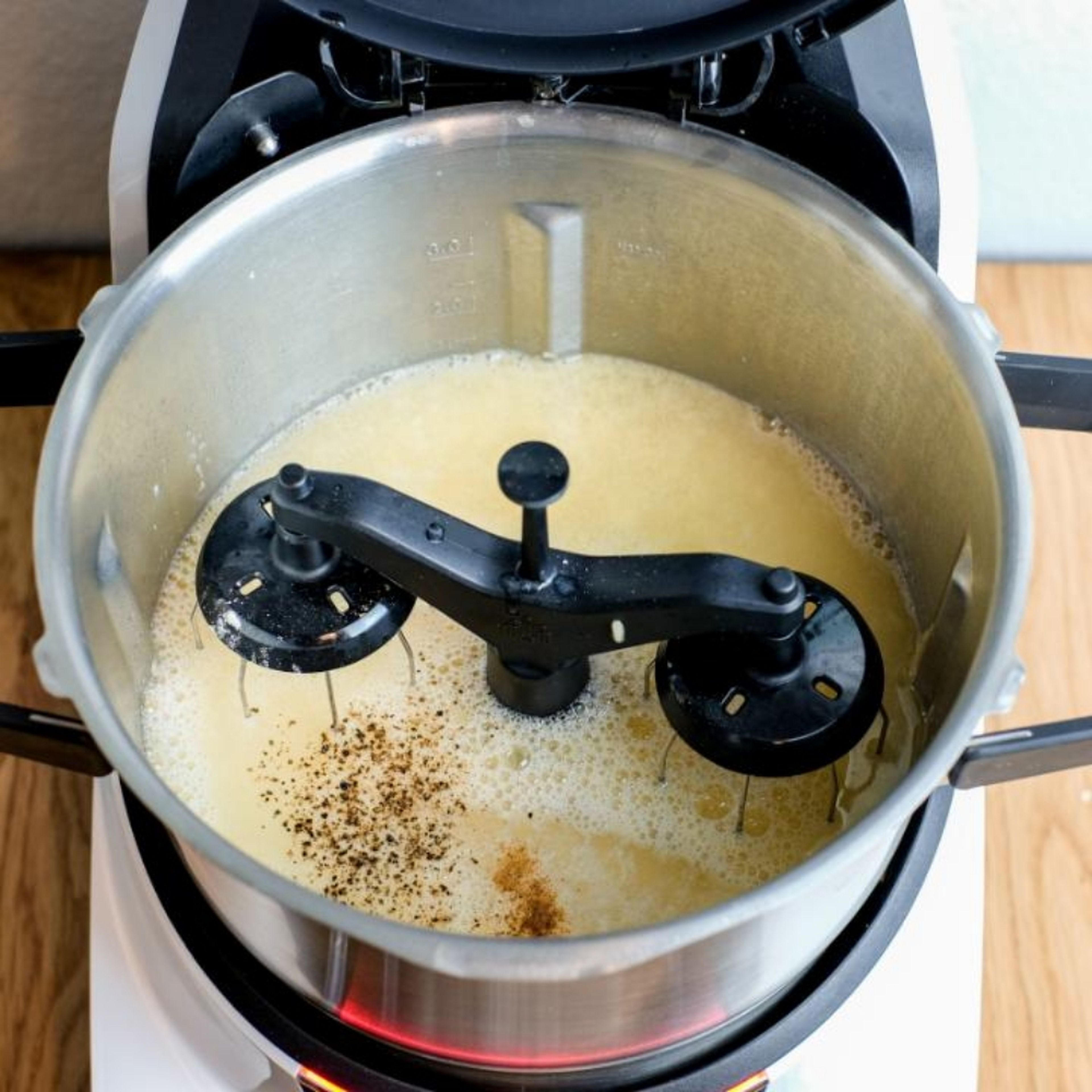 Nun den Spargelsud, Sahne, Salz, Pfeffer und Muskatnuss hinzufügen und bei geschlossenem Deckel ohne Messbecher kochen (Zwillings-Rührbesen | Stufe 5 | 91°C | 10 Min.). Nach Geschmack nachwürzen. Bevorzugt ihr eine dickflüssigere Konsistenz, fügt etwas mehr Sahne hinzu und lasst die Suppe ohne eingesetzten Messbecher weitere 10 Minuten köcheln. In Suppenschalen servieren und genießen!