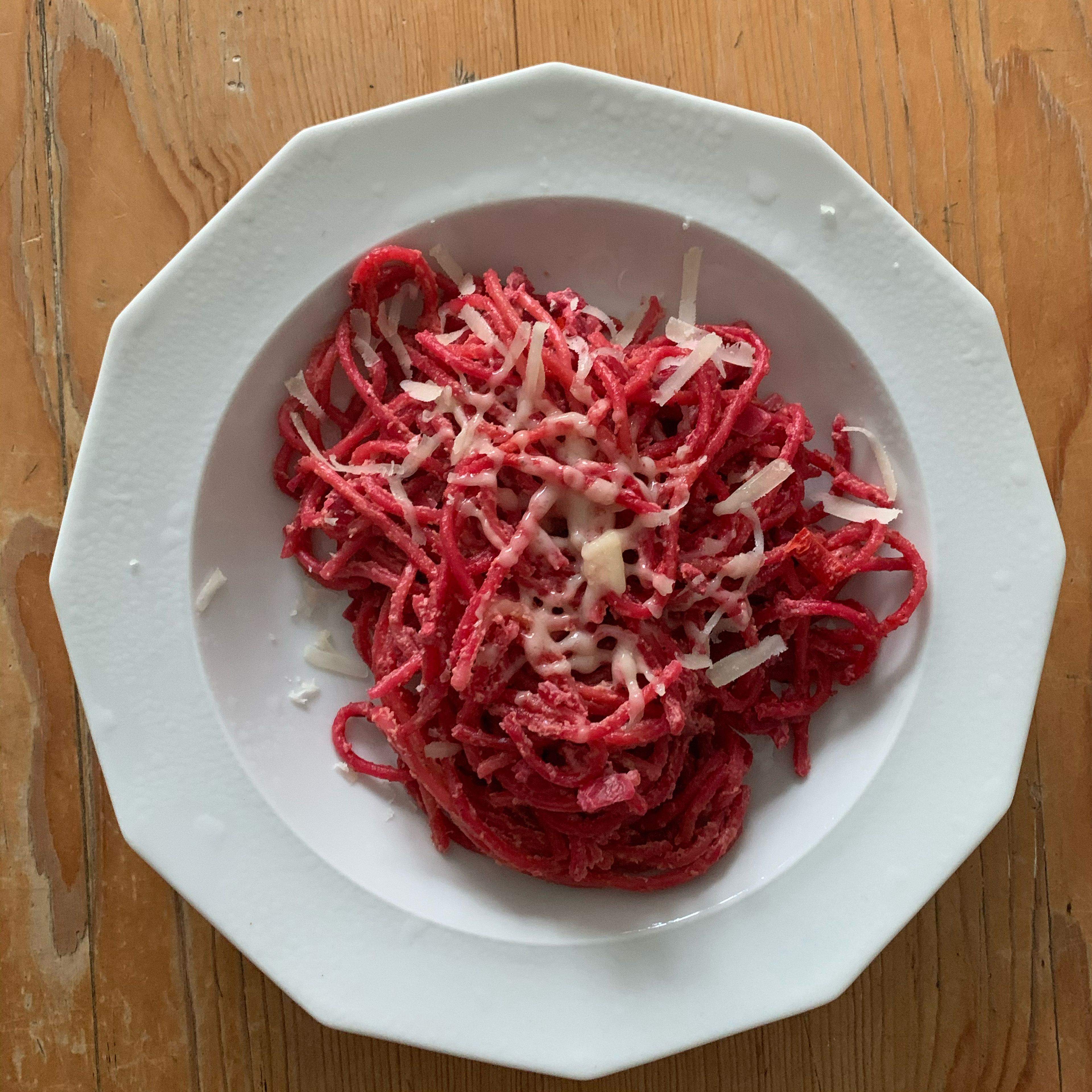 Rote Beete Spaghetti mit Parmesan