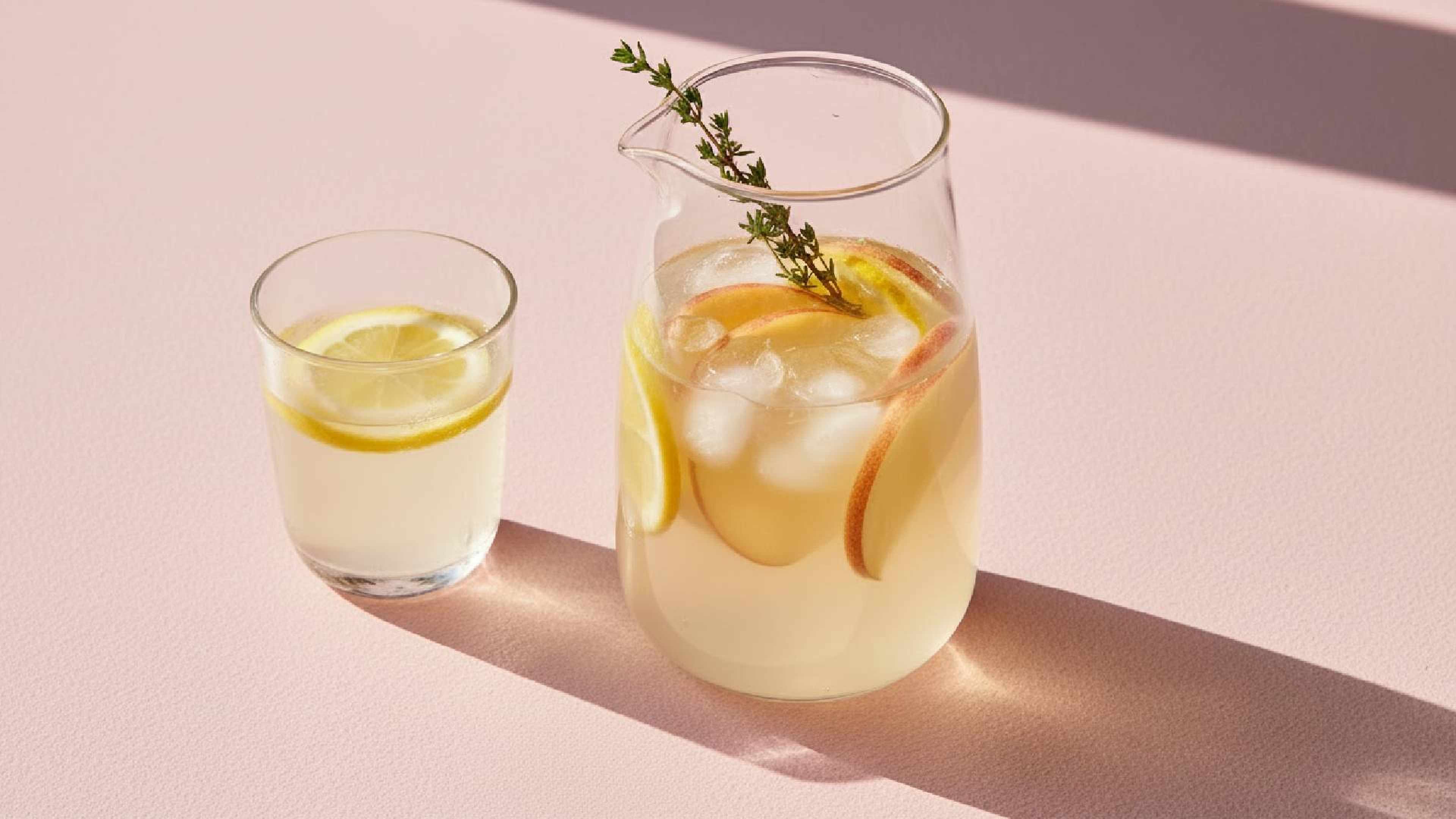 So einfach machst du Apfellimonade selber