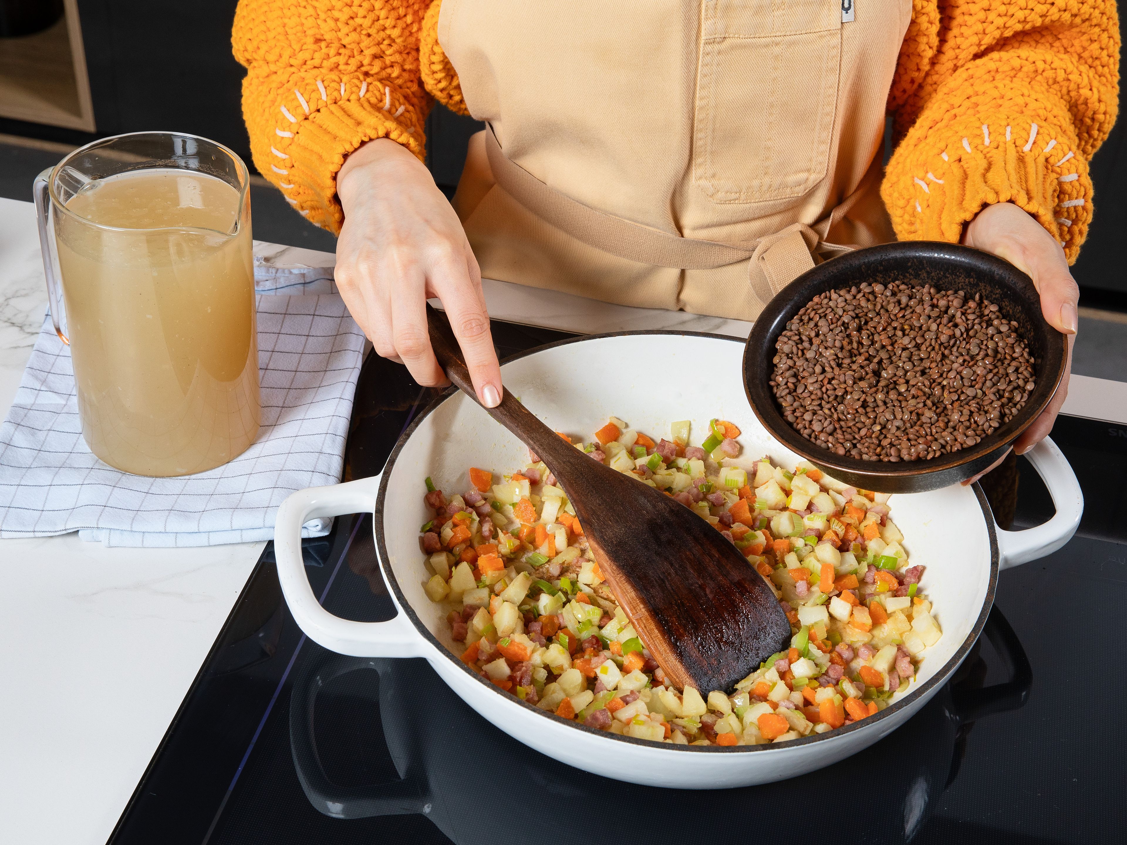 Strain lentils in a sieve, rinse with cold water, and add them to pan. Add meat broth and bay leaves. Bring mixture to a boil once, then let simmer over medium heat for approx. 30 min. Until the lentils are soft. Stir occasionally and add a little more broth if necessary.