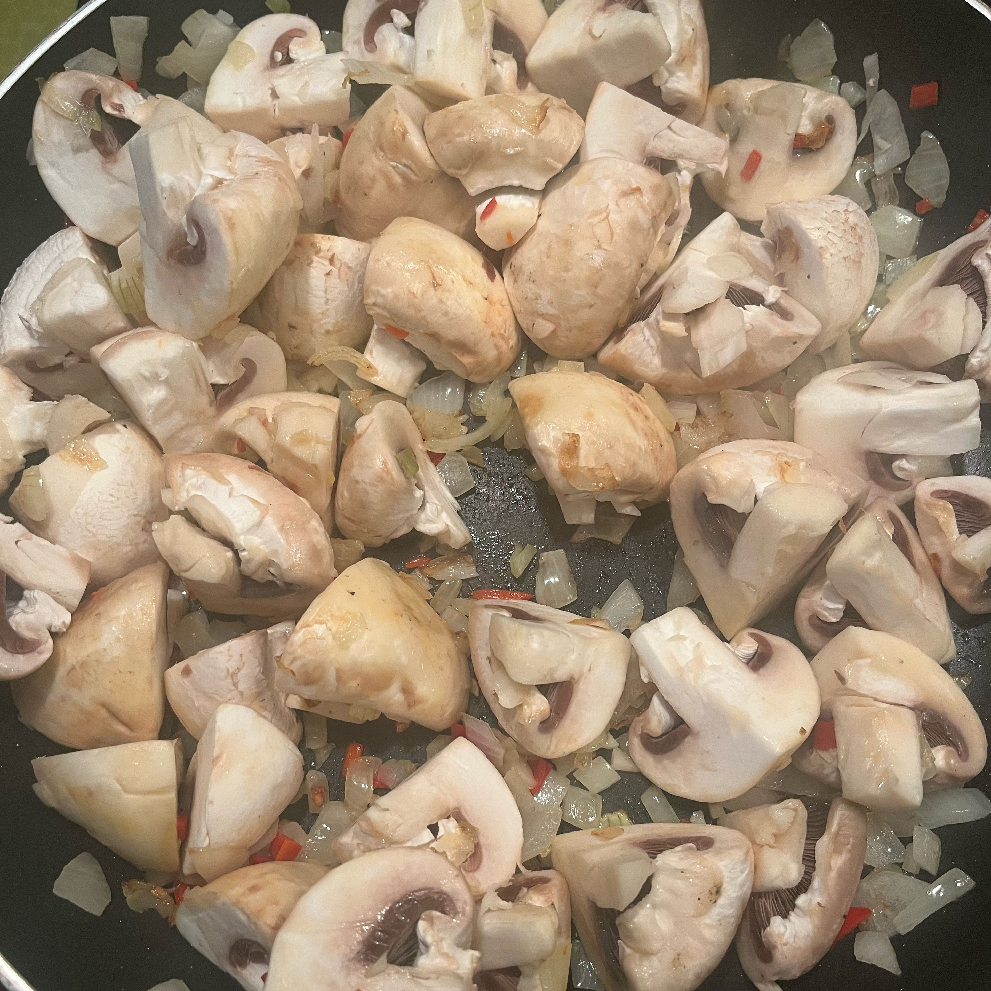Knoblauch, Zwiebel und Chili klein schneiden, die Champignons vierteln. Alles in Öl anbraten. 