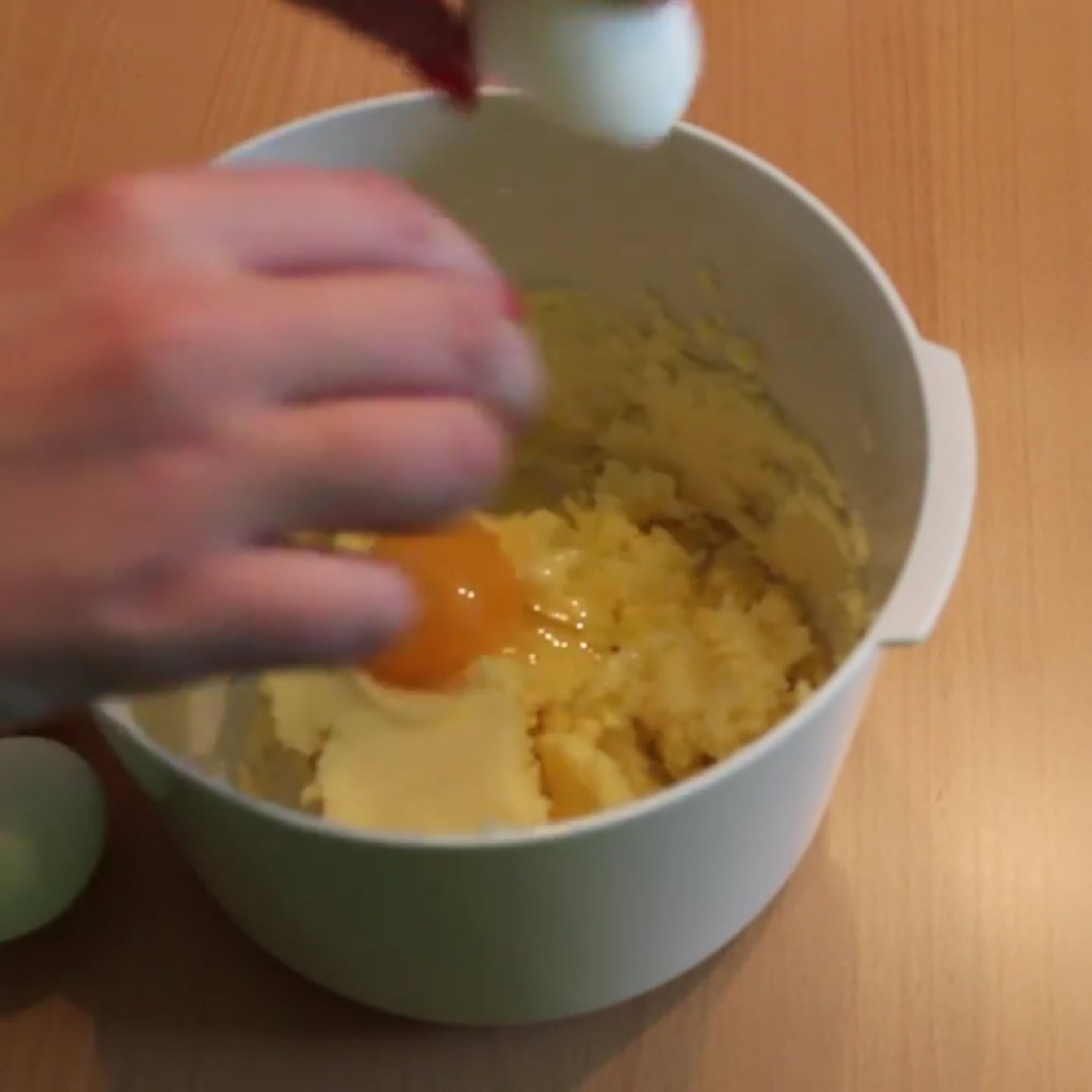 Den Backofen auf 170°C vorheizen. Die Butter und den Zucker zusammen schaumig rühren. Nach und nach die Eier unterrühren.