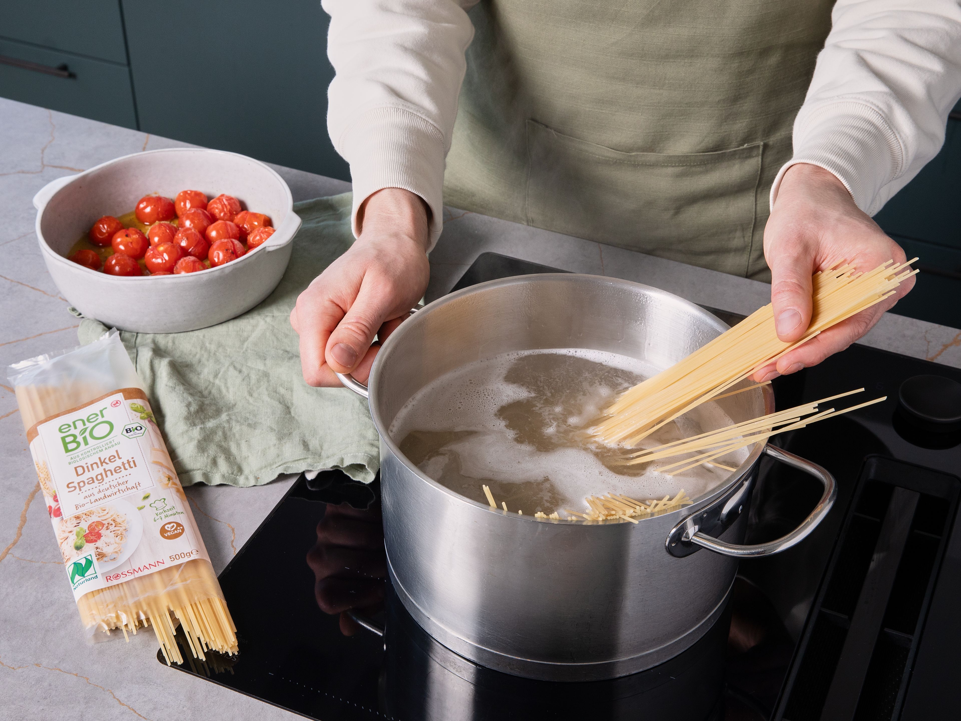 In einem großen Topf reichlich Wasser zum Kochen bringen, kräftig salzen und die enerBiO Dinkel-Spaghetti nach Packungsanleitung al dente kochen. Anschließend abgießen und etwas Kochwasser auffangen.