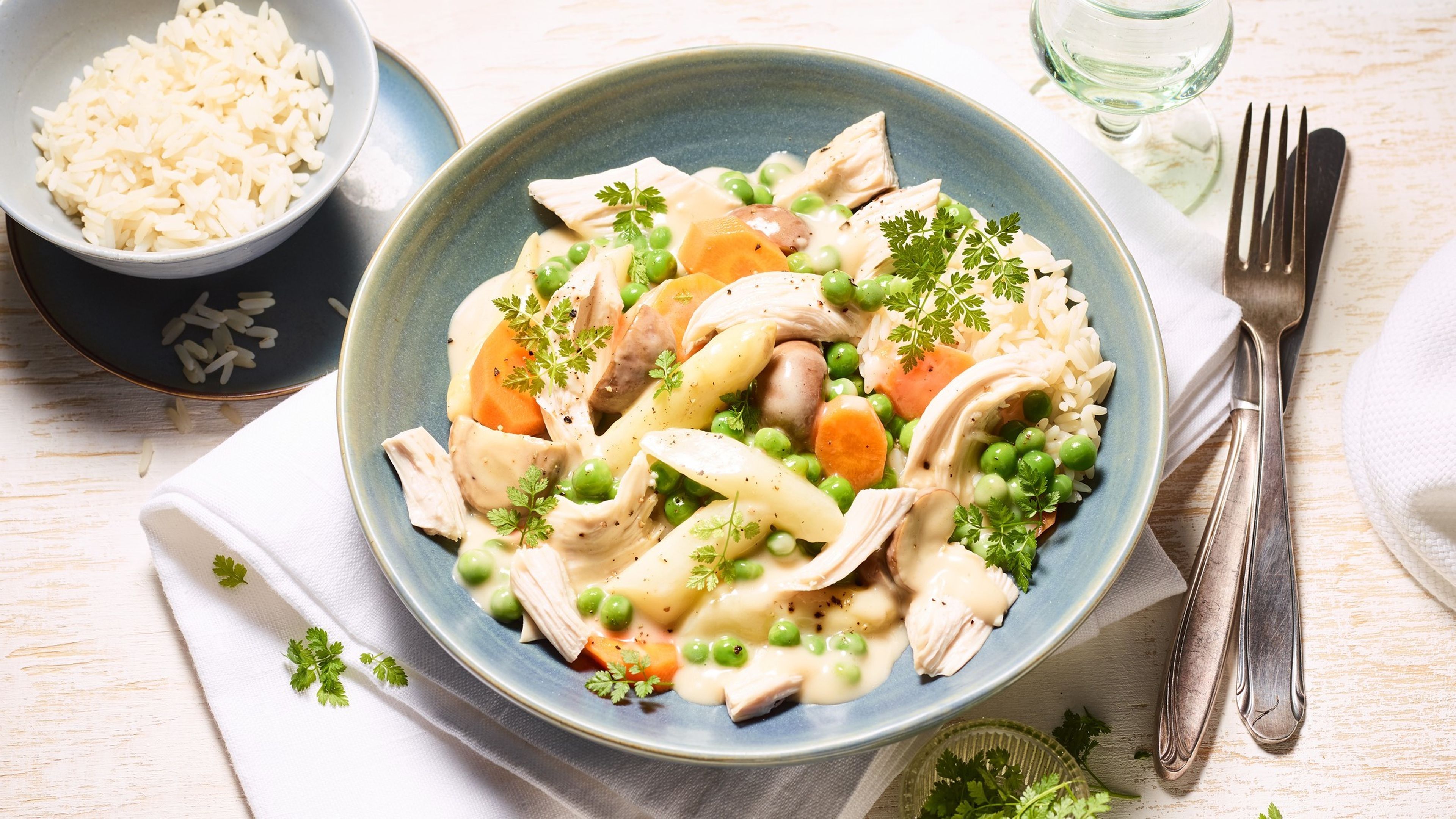 Hähnchenfrikassee mit Champignons, Möhren, Erbsen und Spargel