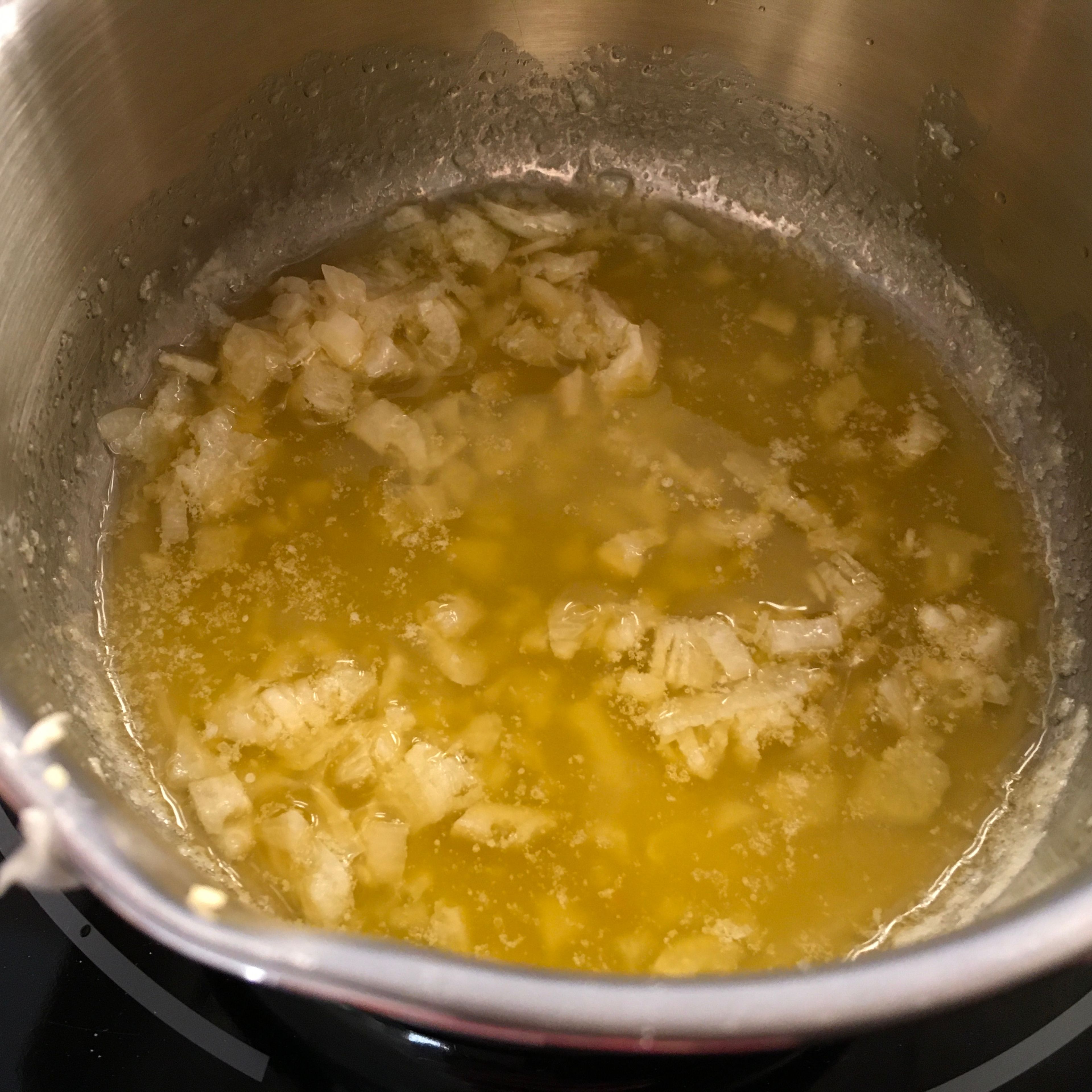 Knoblauchzehen schälen und fein hacken. Butter in einem Topf schmelzen und Knoblauch dazugeben.