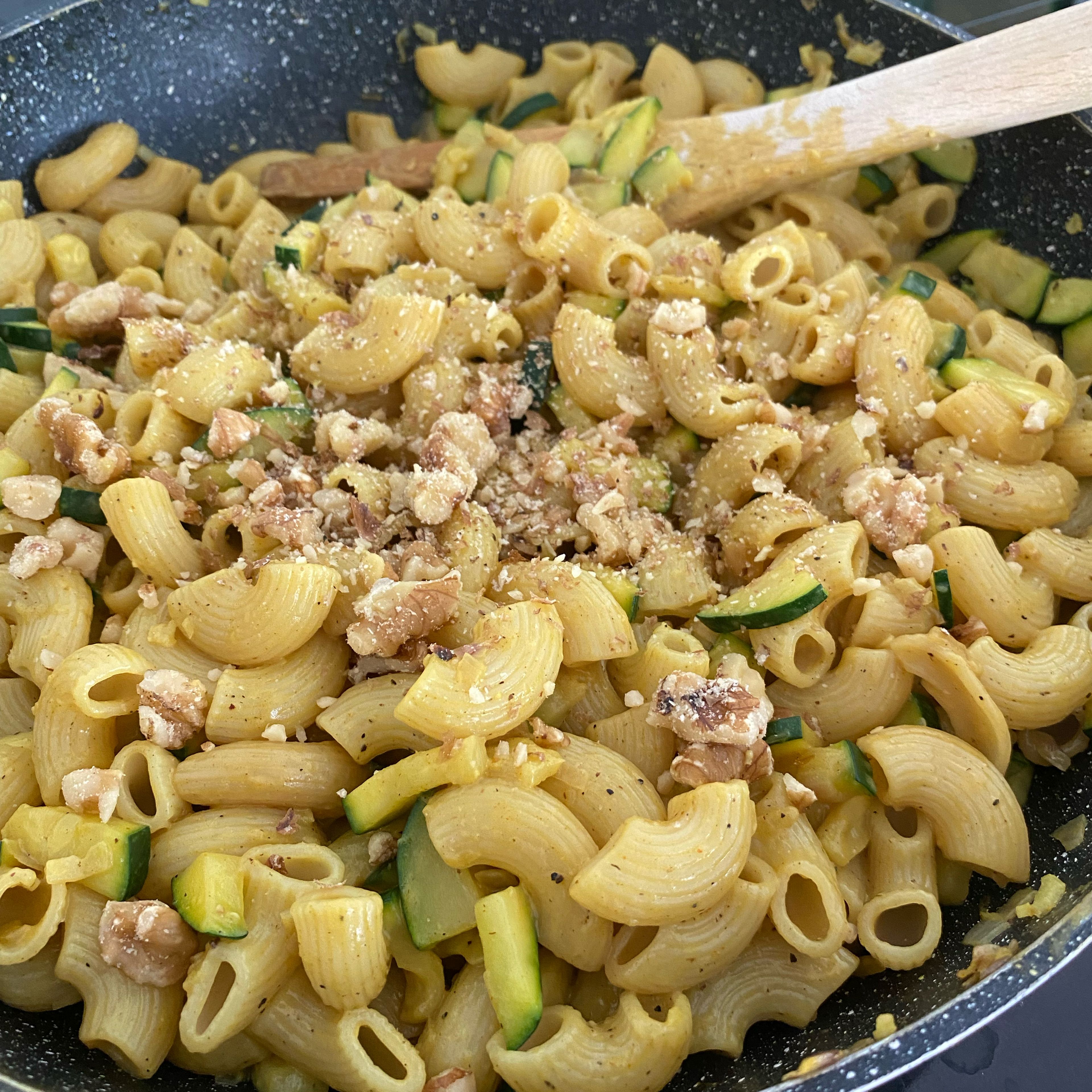 Nudeln in der Pfanne mit dem Gemüse vermischen. Walnüsse hinzugeben und/oder damit garnieren.