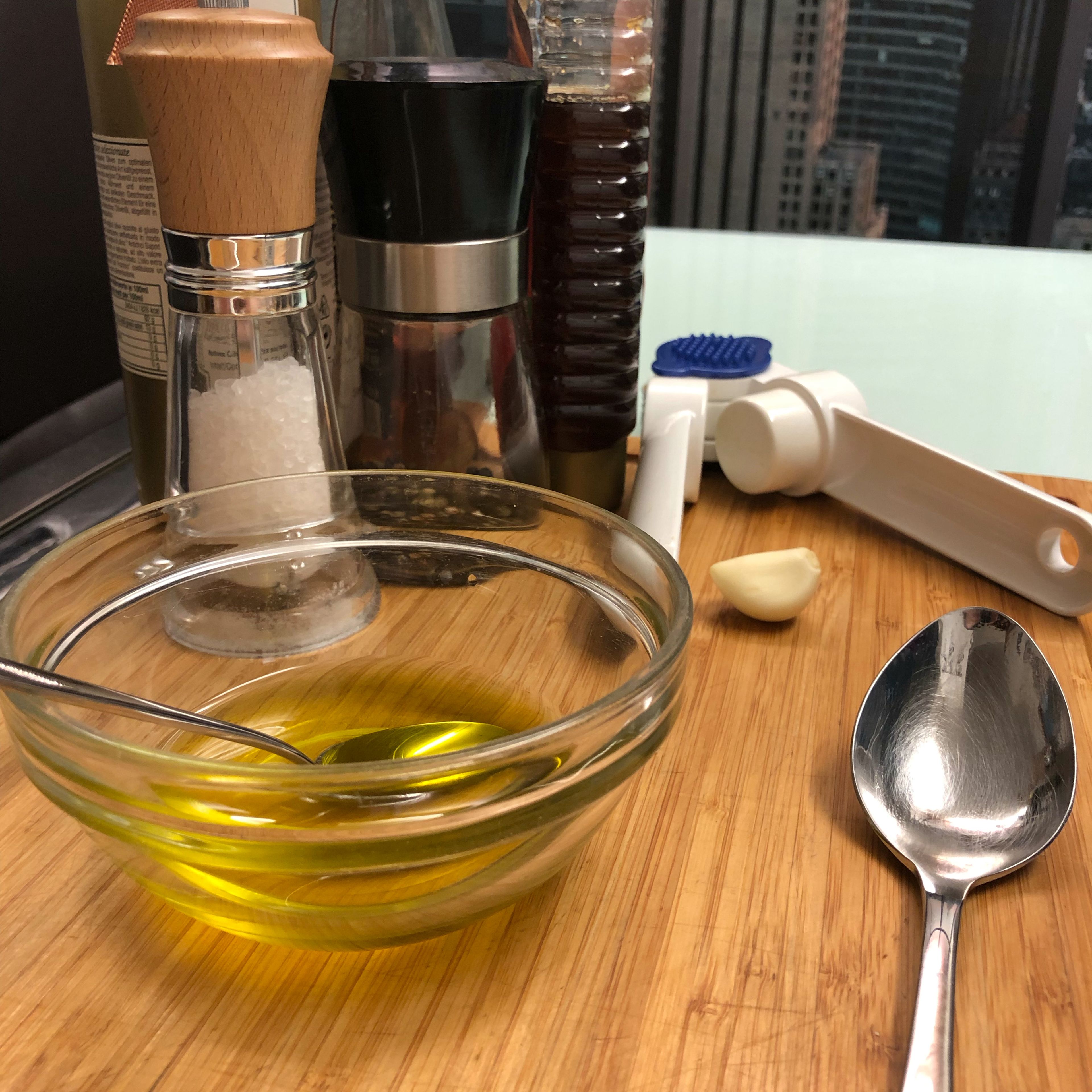 Für das Dressing die Knoblauchzehe pressen und mit Olivenöl, weißem Balsamico, Honig, Salz und Pfeffer mischen.