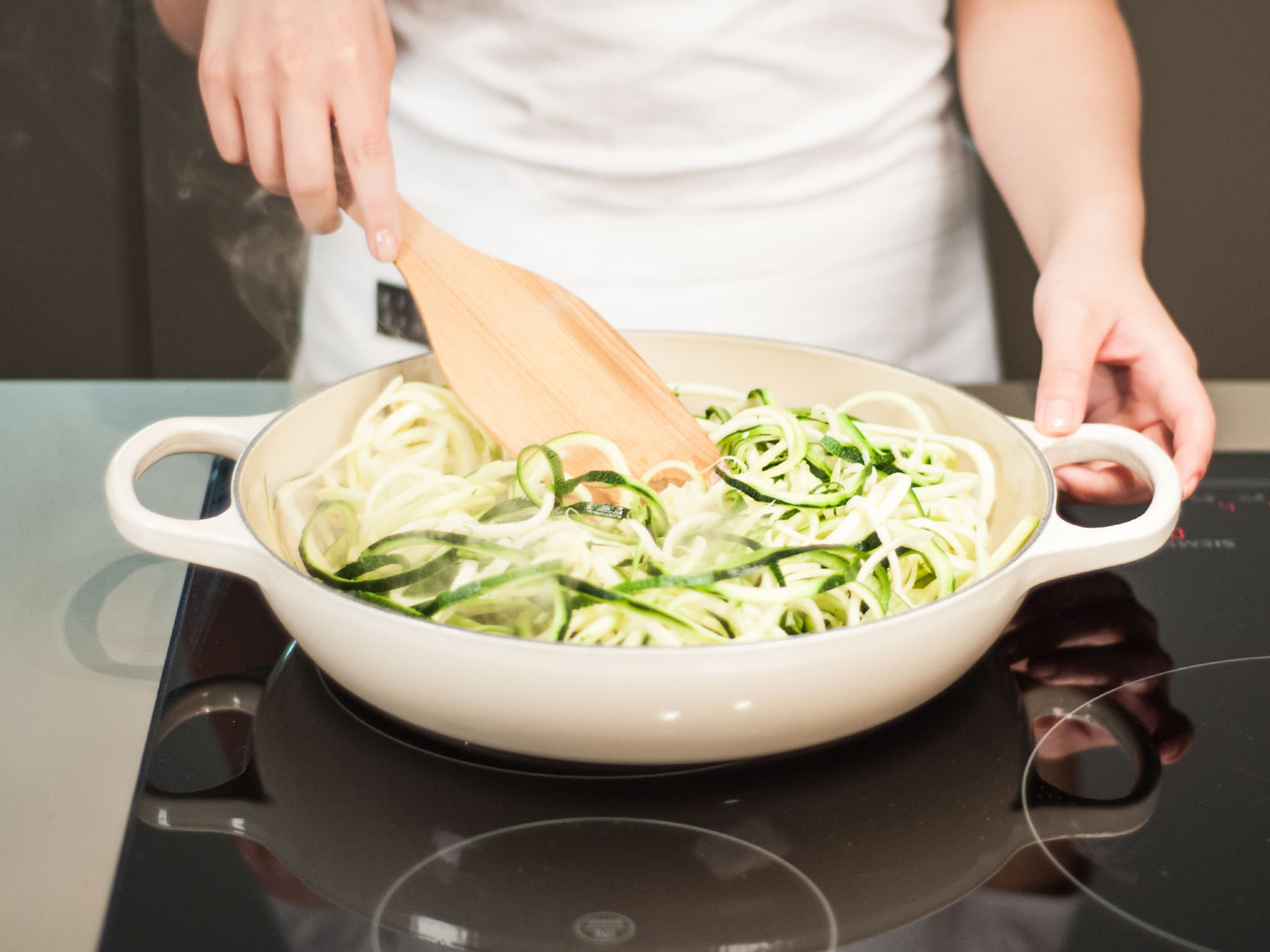 Zucchini in einer Pfanne bei mittlerer Hitze in etwas Olivenöl anbraten. Gemüsebrühe hinzugeben und für ca. weitere 5 – 7 Min. anbraten bis sie weich sind.