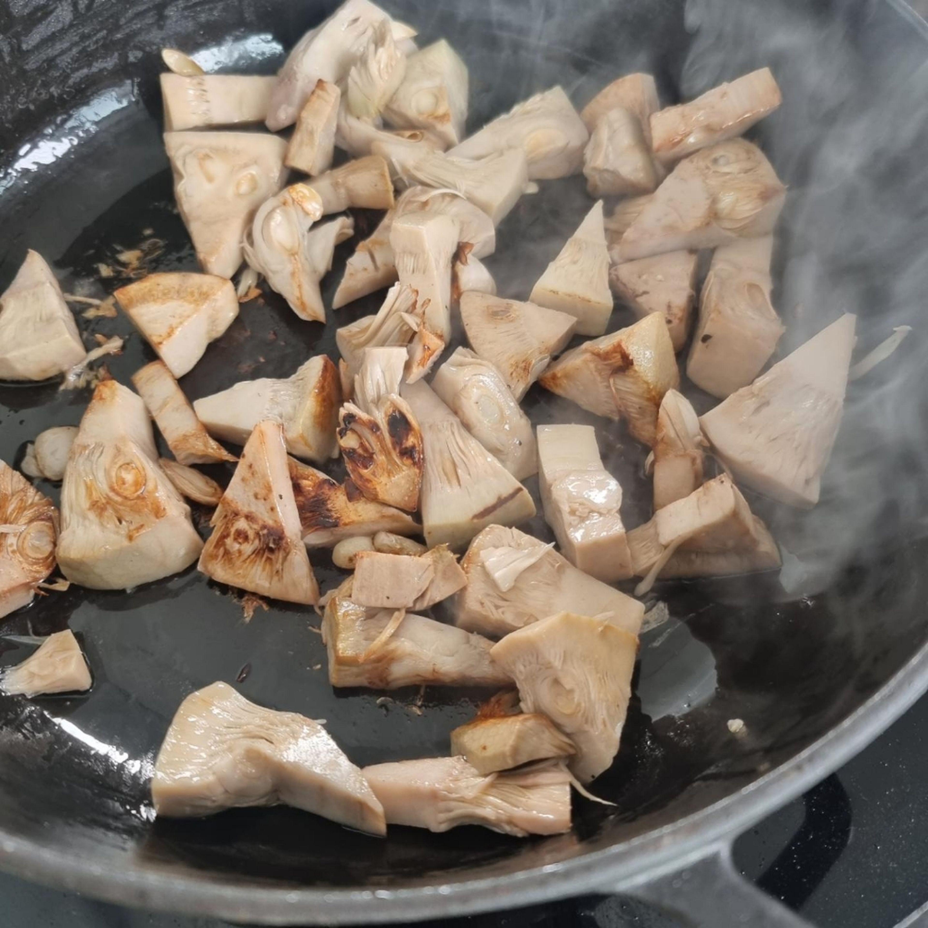 Place a large pot or roaster and heat. Add oil and sharply fry the jackfruit.