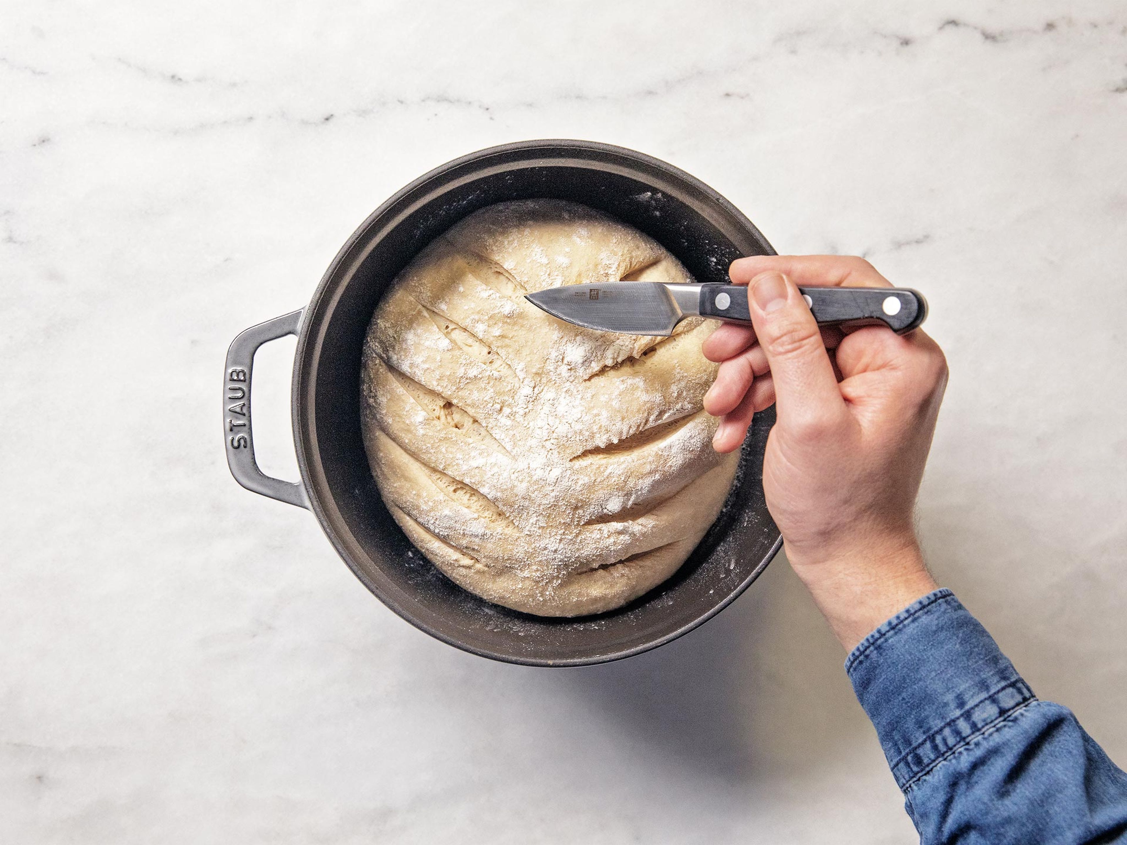 Den Ofen auf 240°C vorheizen. Den fertig gegangenen Teig nach Belieben einschneiden. Deckel aufsetzen und für 45 Min. backen. Das fertige Brot vor dem Einschneiden komplett auskühlen lassen. Guten Appetit!