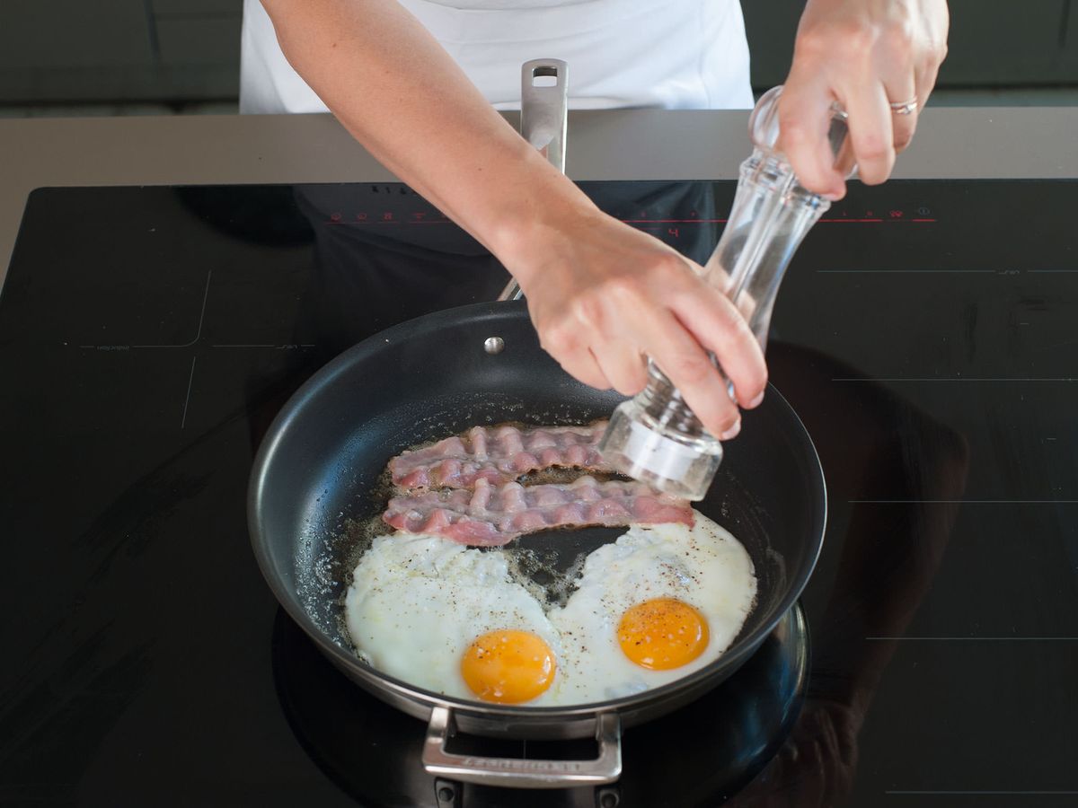 Hash browns with fried eggs and bacon | Recipe | Kitchen Stories