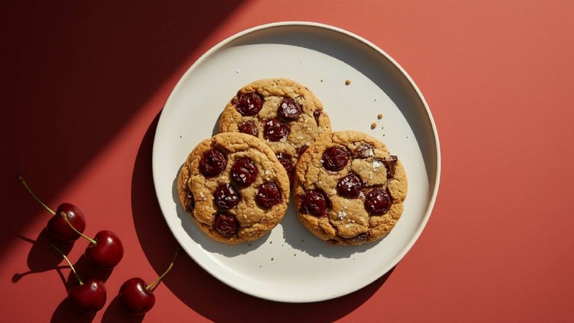 Fruchtige Kirsch-Cookies mit Zartbitterschokolade und Meersalz