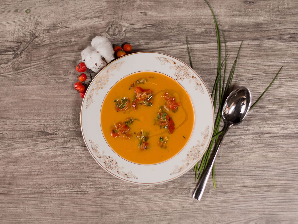 Sweet potato soup with chili tomatoes | Recipe | Kitchen Stories