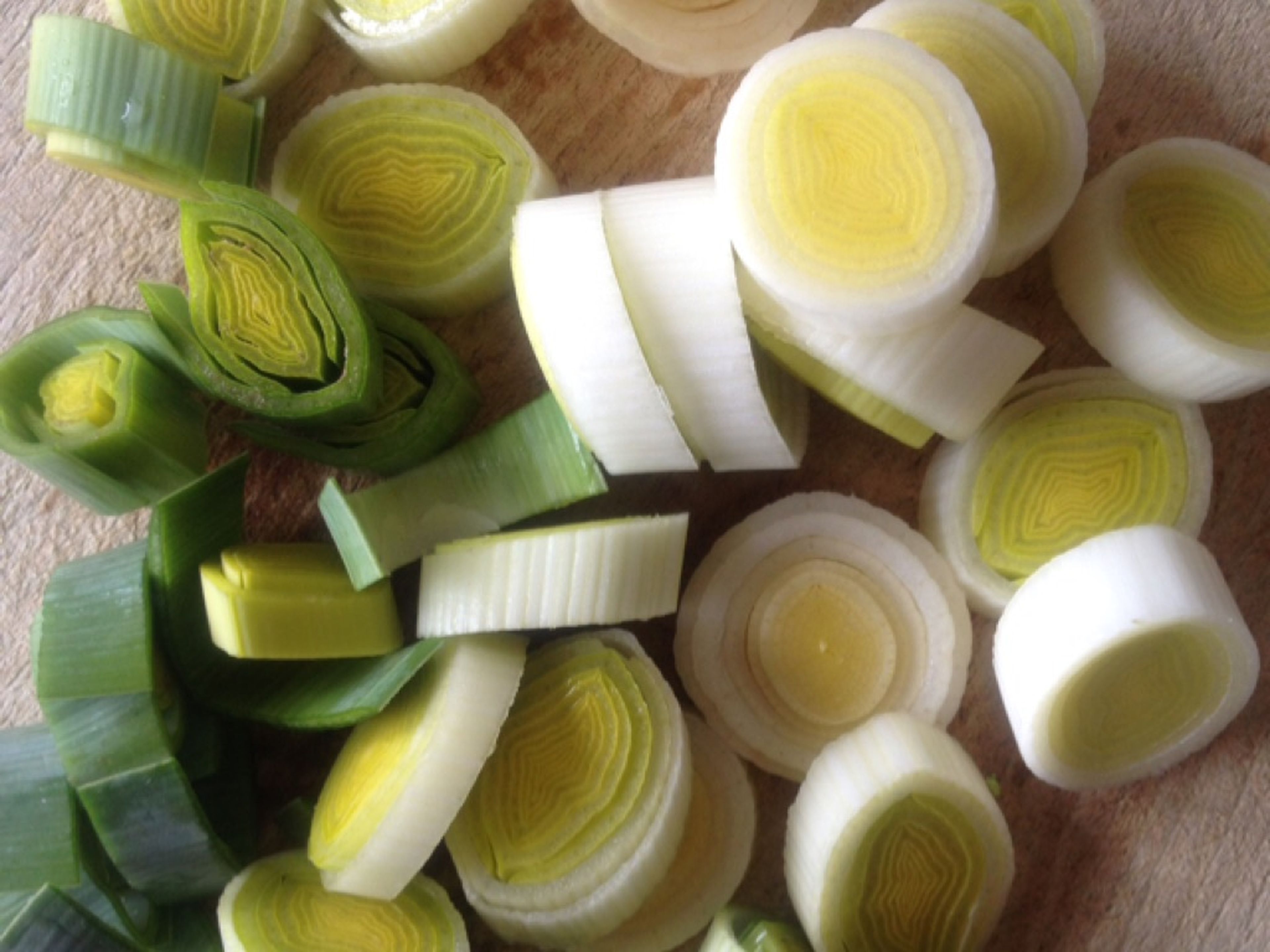 Remove deep green part of the leek, wash, and cut into 0.5-cm/0.2-inch thick slices.