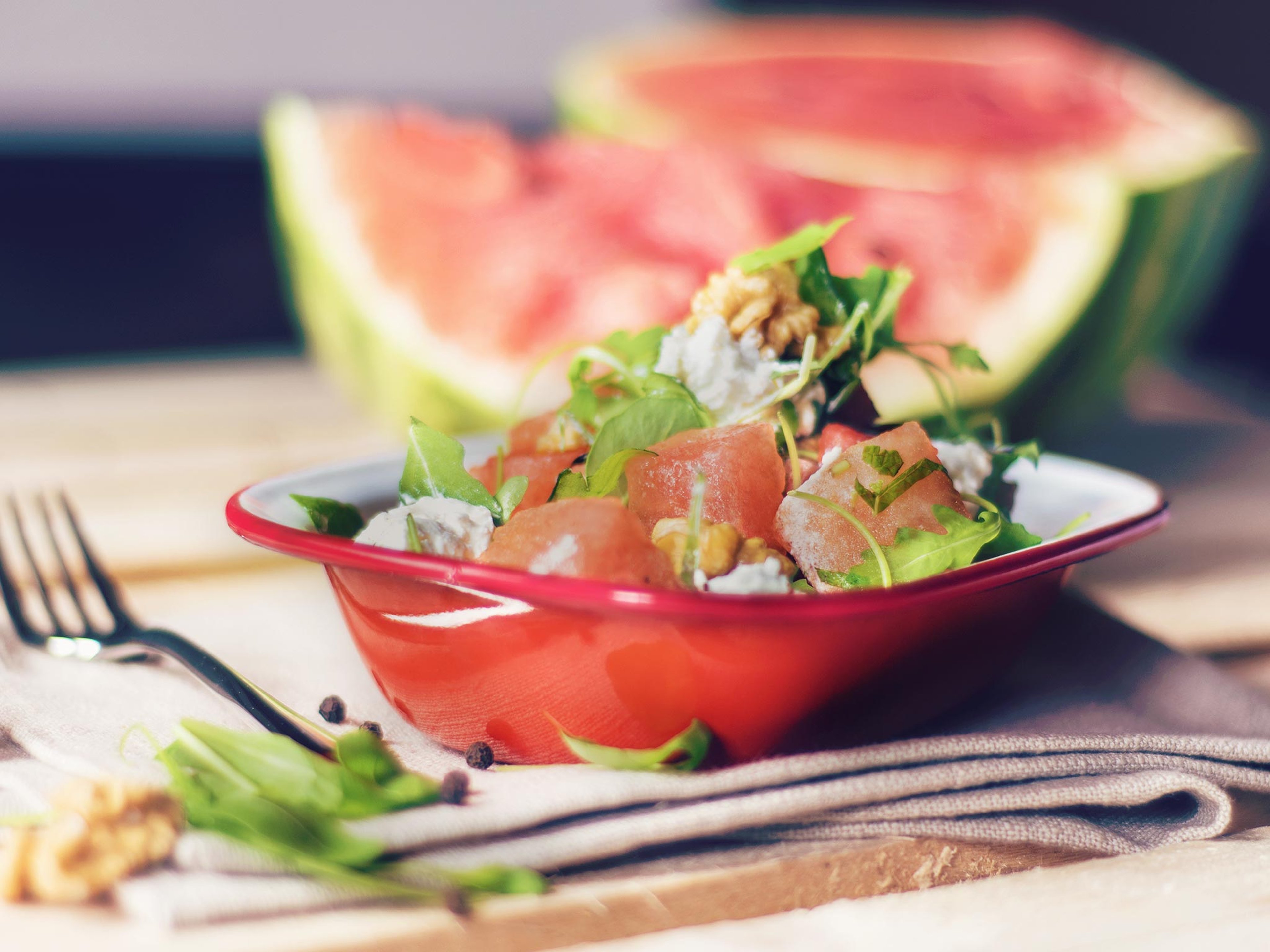 Melonen-Ziegenkäse-Salat mit Walnüssen