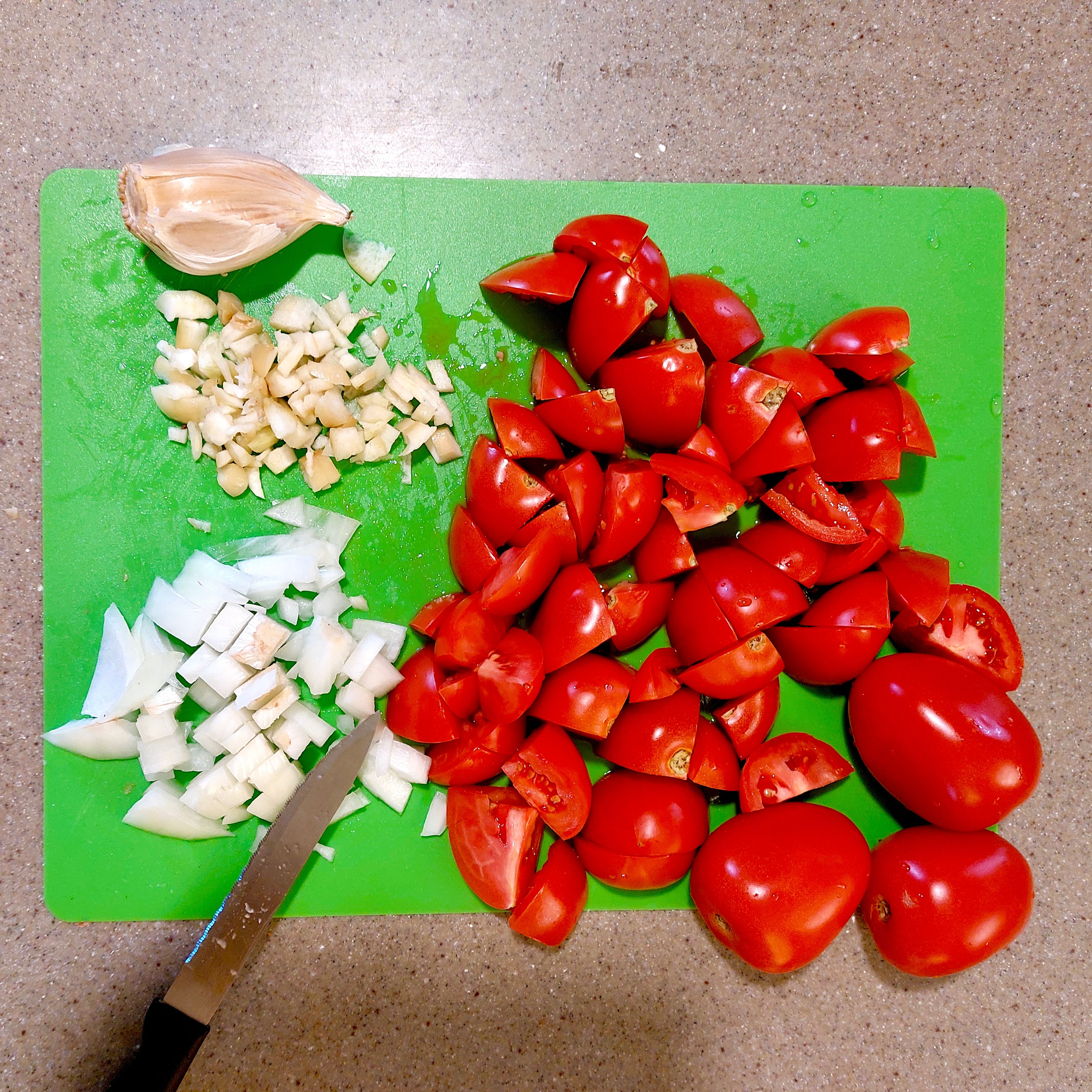 Wash the tomatoes and the serrano pepper with cold water. Cut the tomatoes, garlic cloves and onion into large pieces.