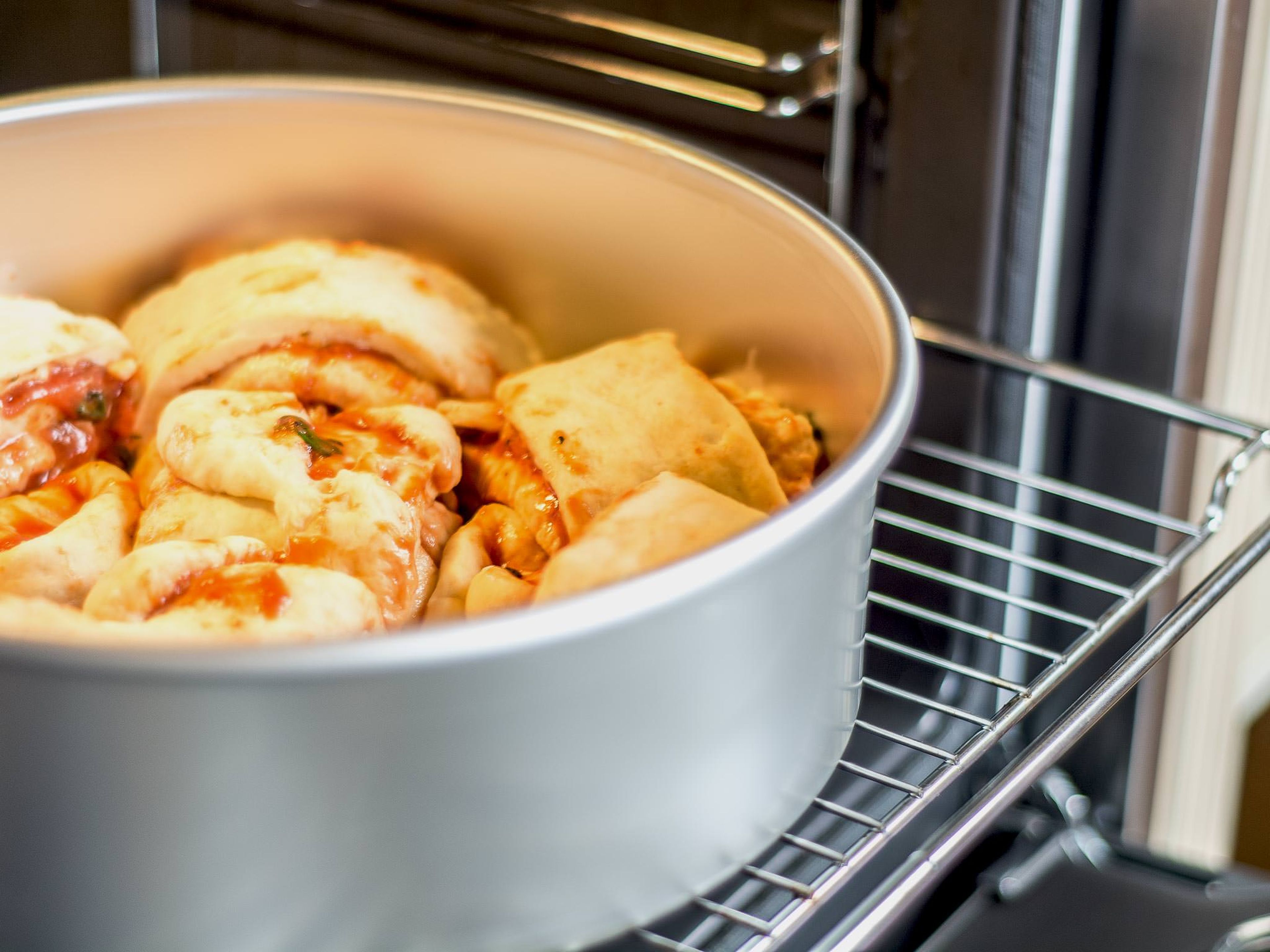 Anschließend die Stücke kranzförmig in eine gefettete Backform legen und im vorgeheizten Ofen bei 180°C ca. 35 – 40 Min. goldgelb backen. Auf Wunsch mit Dips reichen.
