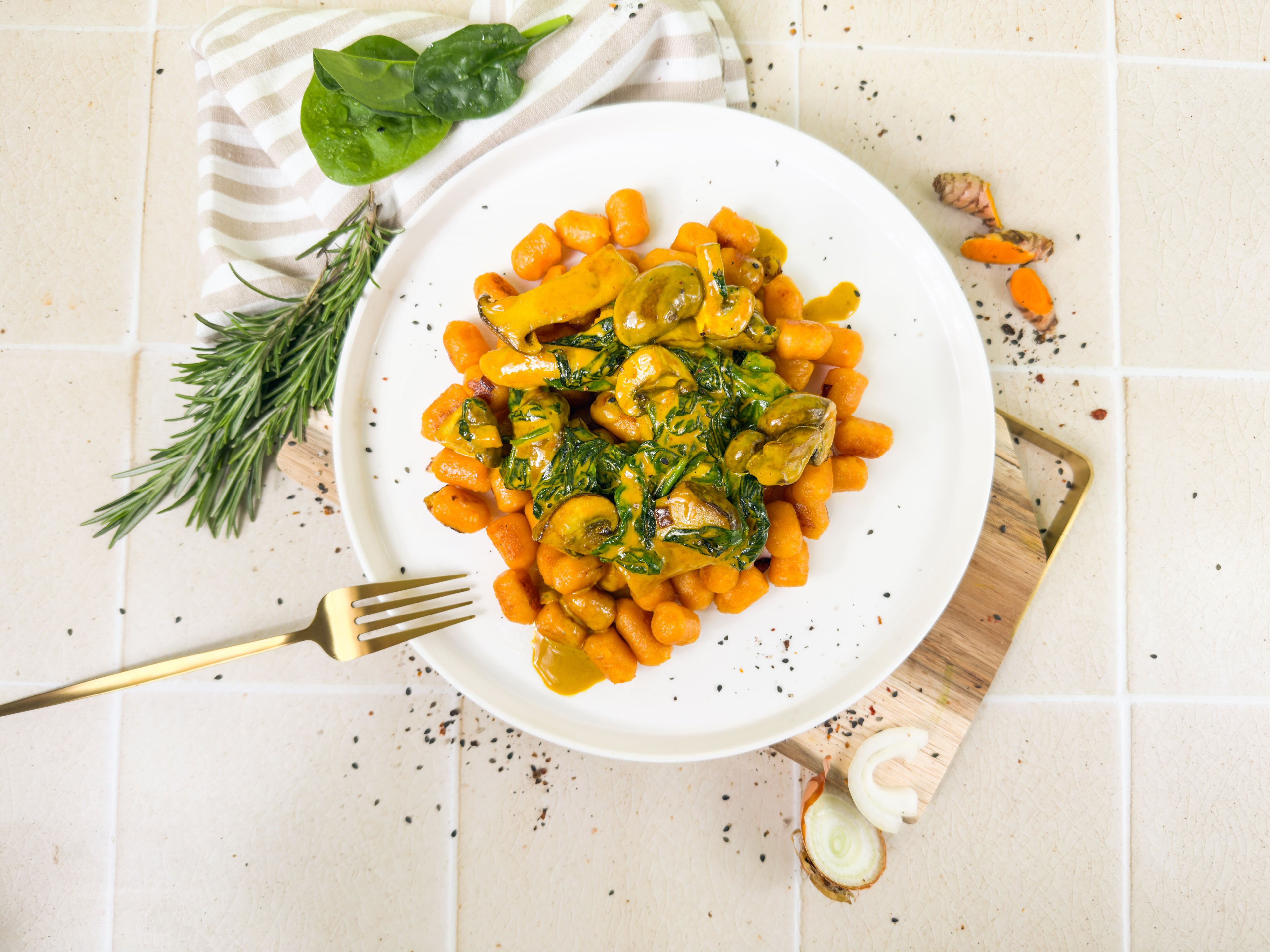 Kürbis-Gnocchi an Kurkuma-Kräuter-Pilzsoße