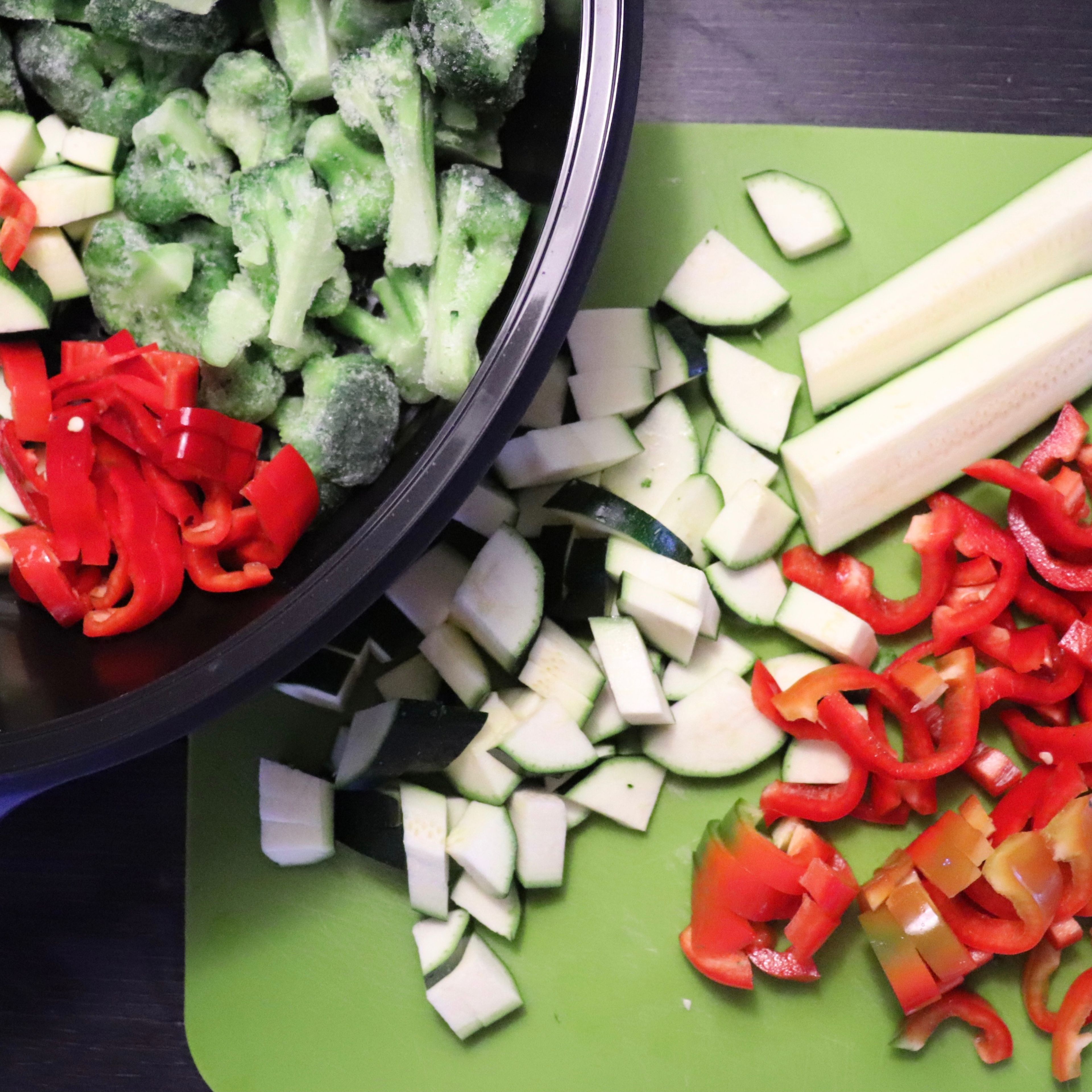 Innerhalb der 10 min Quellzeit wird das Gemüse zerkleinert. Den Brokkoli in kleine Röschen teilen und in den Dampfgaraufsatz füllen. Die Zucchini wird längs geviertelt und in 1/2 cm dicke Scheiben geschnitten. Die Spitzpaprika halbieren, das Kerngehäuse entfernen und ebenfalls in 1/2 cm dicke Streifen schneiden. Alles in den Dampfgaraufsatz füllen.