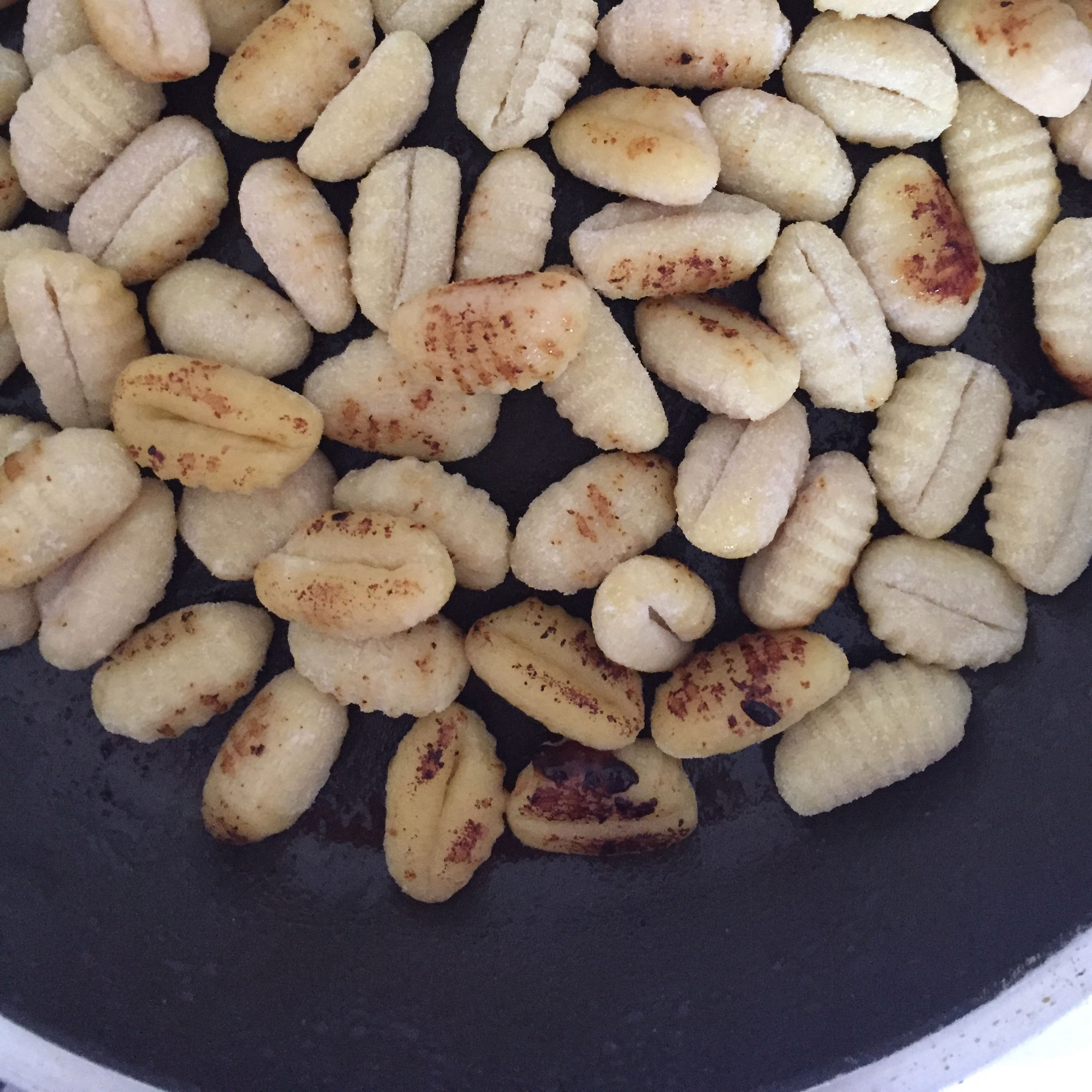Fry gnocchi in the same frying pan with the remaining oil until they are golden brown.