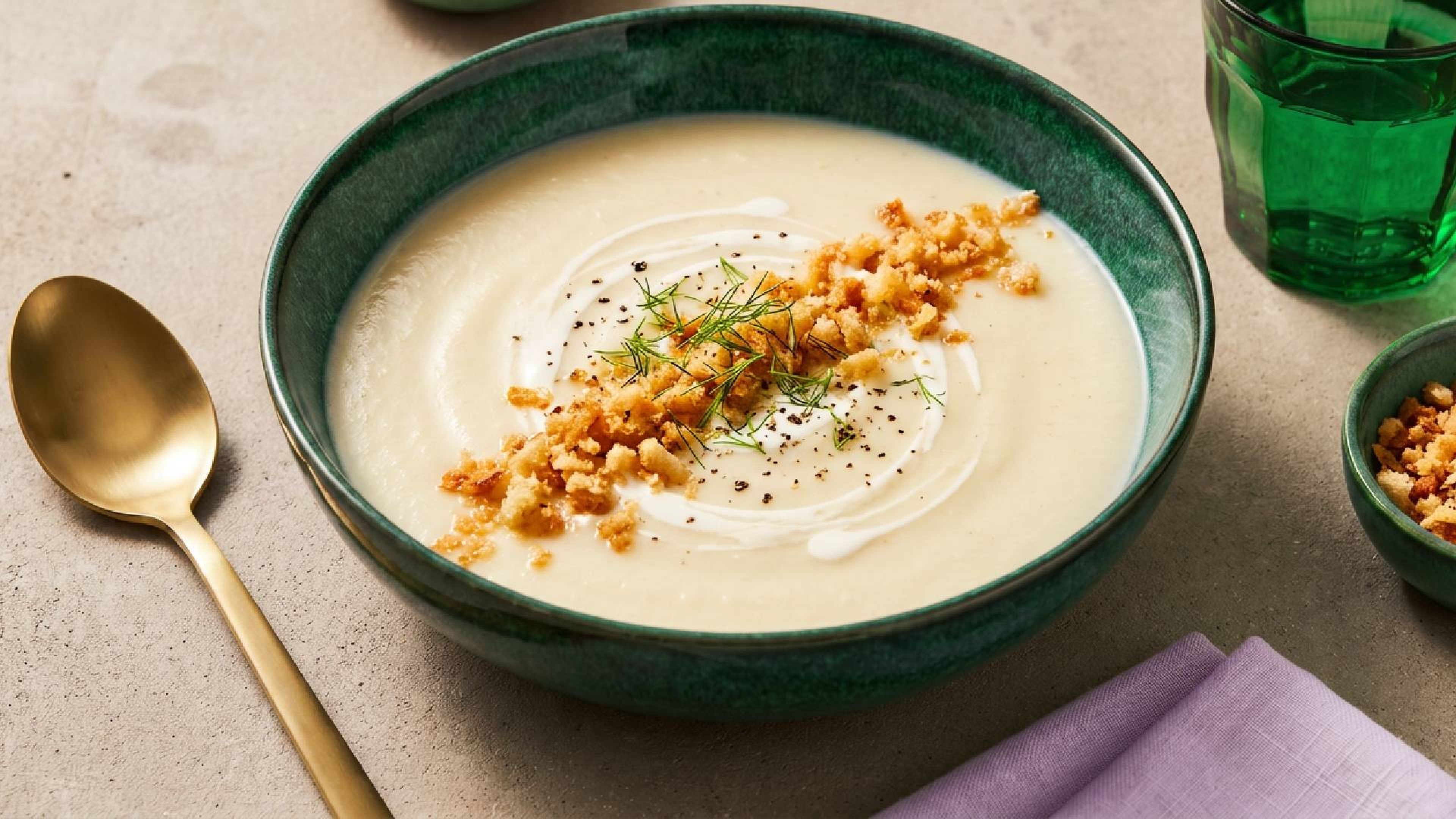 Fenchelcremesuppe mit knusprigem Brösel-Topping