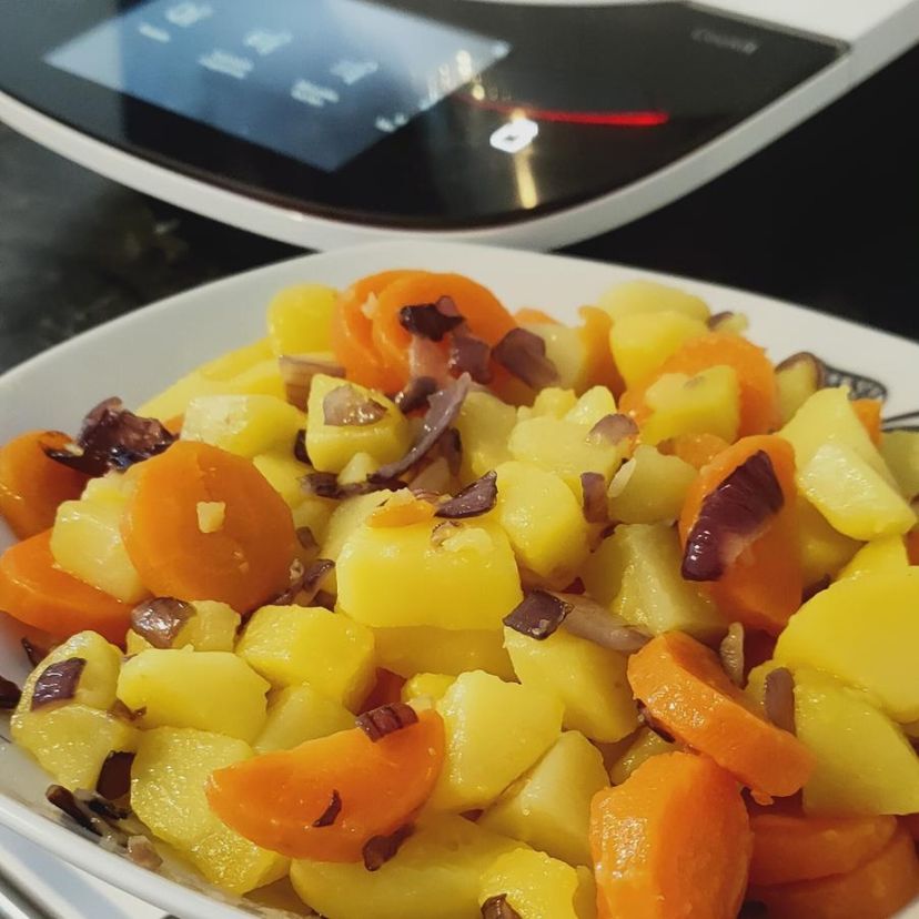 Kartoffel-Karotten-Pfanne mit gebratenen Zwiebeln aus dem Cookit