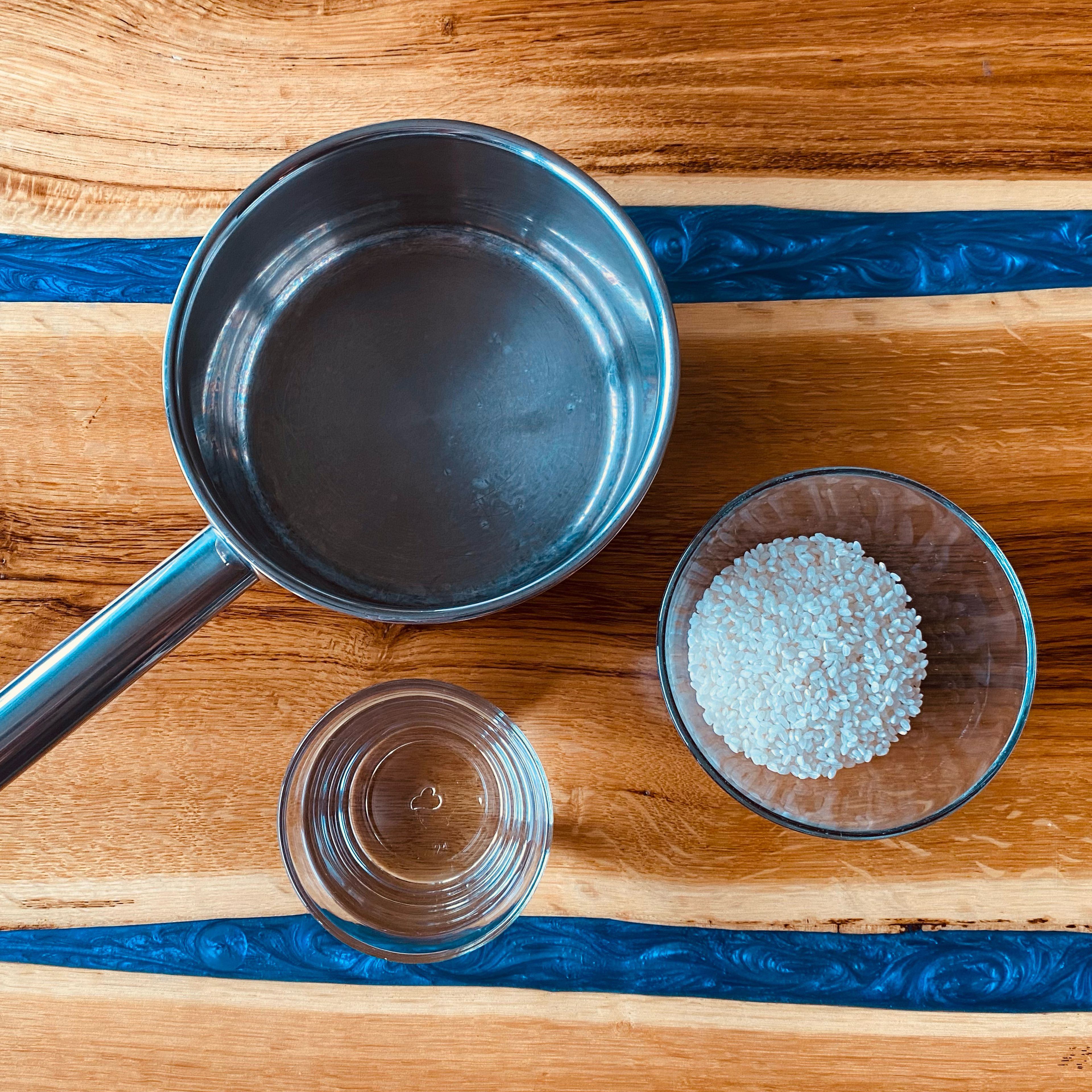 Milchreis mit Wasser für ca. 15-20 Minuten ohne viel Umrühren kochen. Hierbei darauf achten, dass der Milchreis noch bissfest ist.