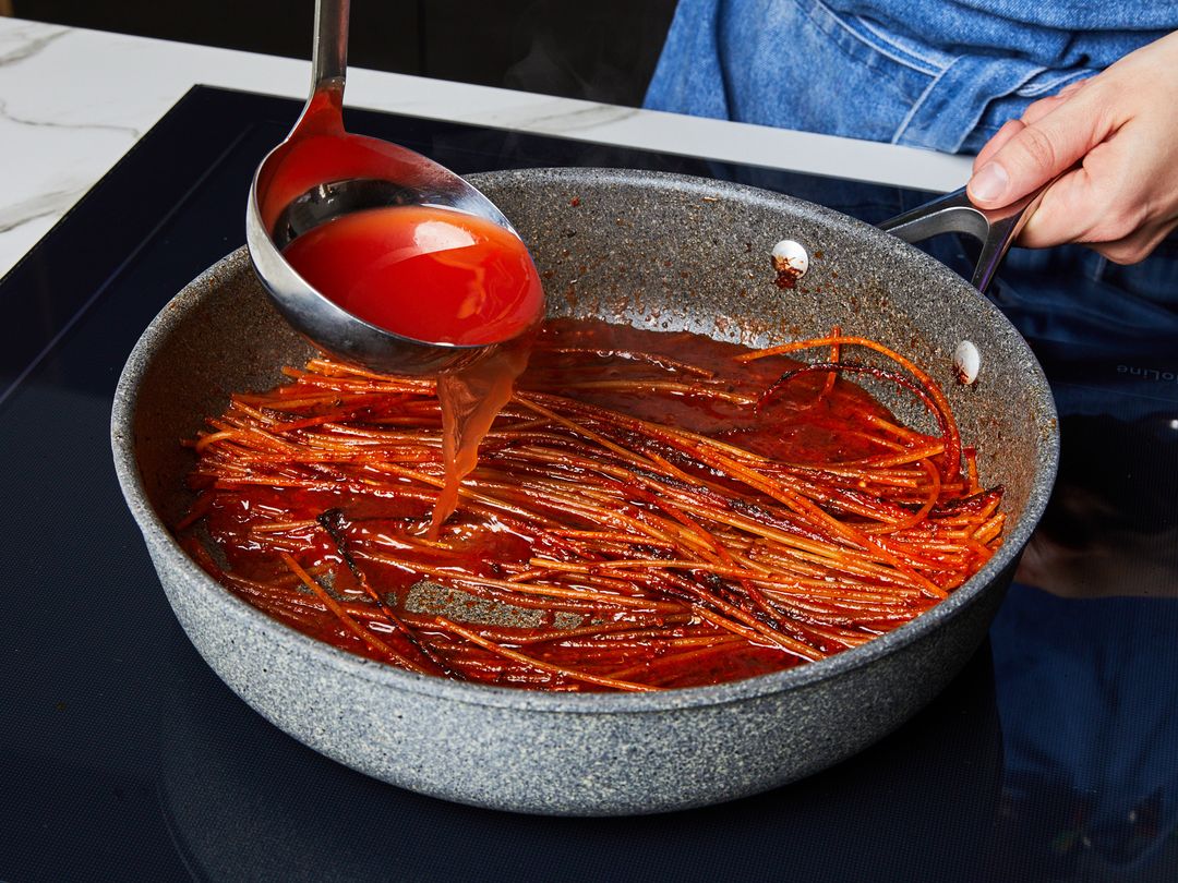 Spaghetti all&amp;#39;Assassina (Karamellisierte One-Pan-Tomaten-Pasta ...