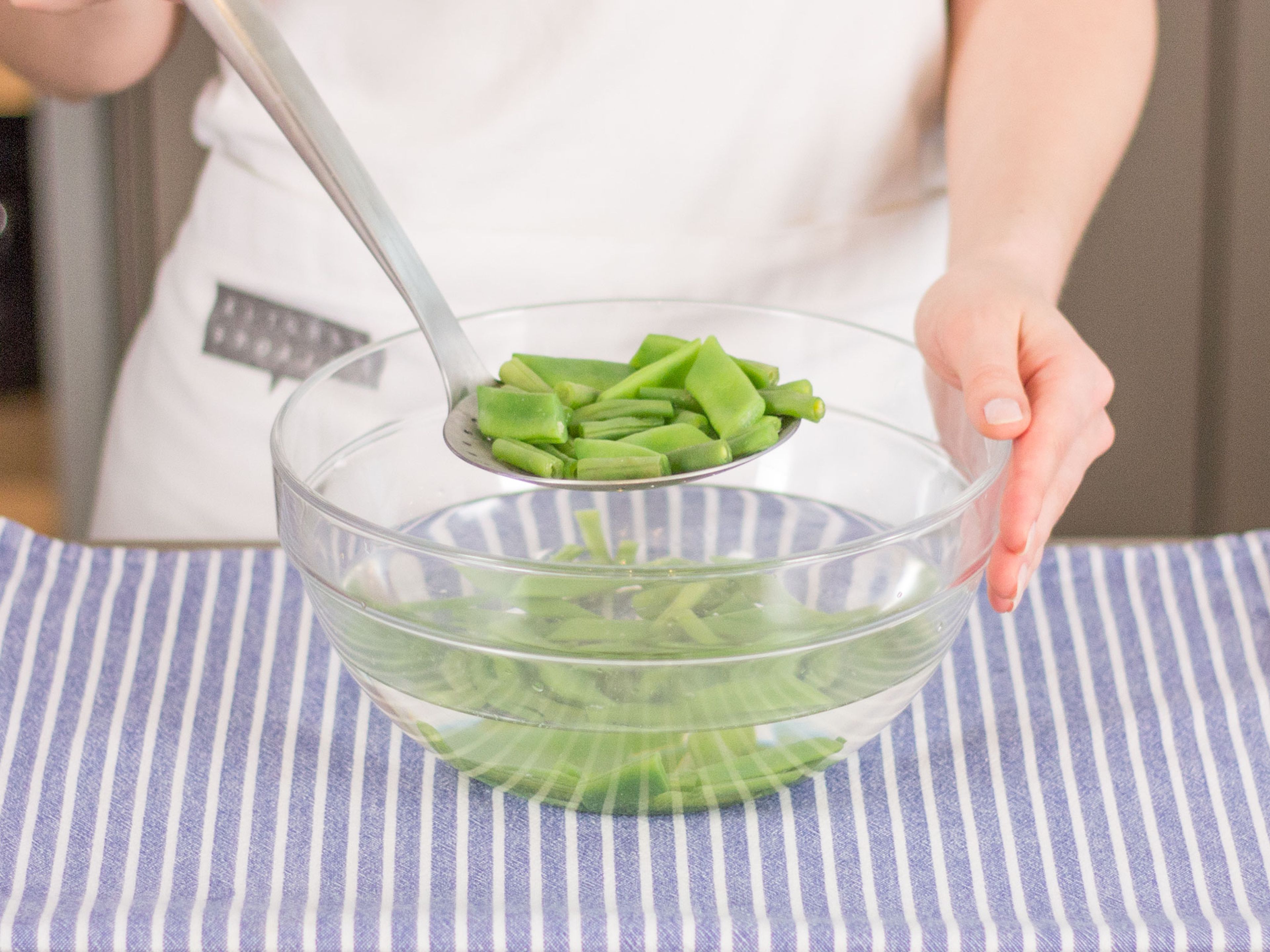 In a large saucepan, blanch green beans and snap peas in salted boiling water for approx. 8 – 10 min. Transfer to an ice bath for approx. 20 sec. Drain and set aside.