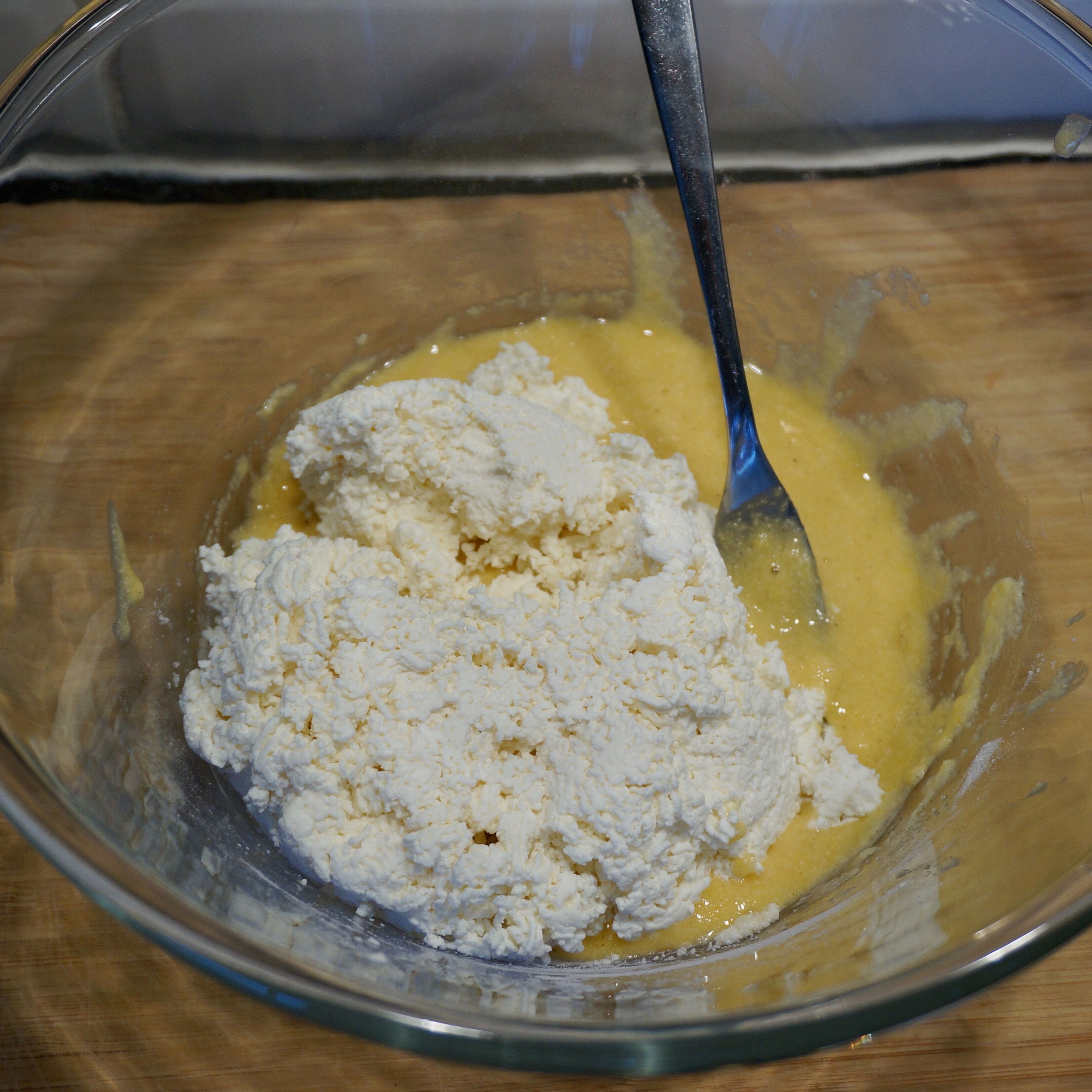 Add the quark and mix thoroughly. Let the mixture to rest for 2 minutes.