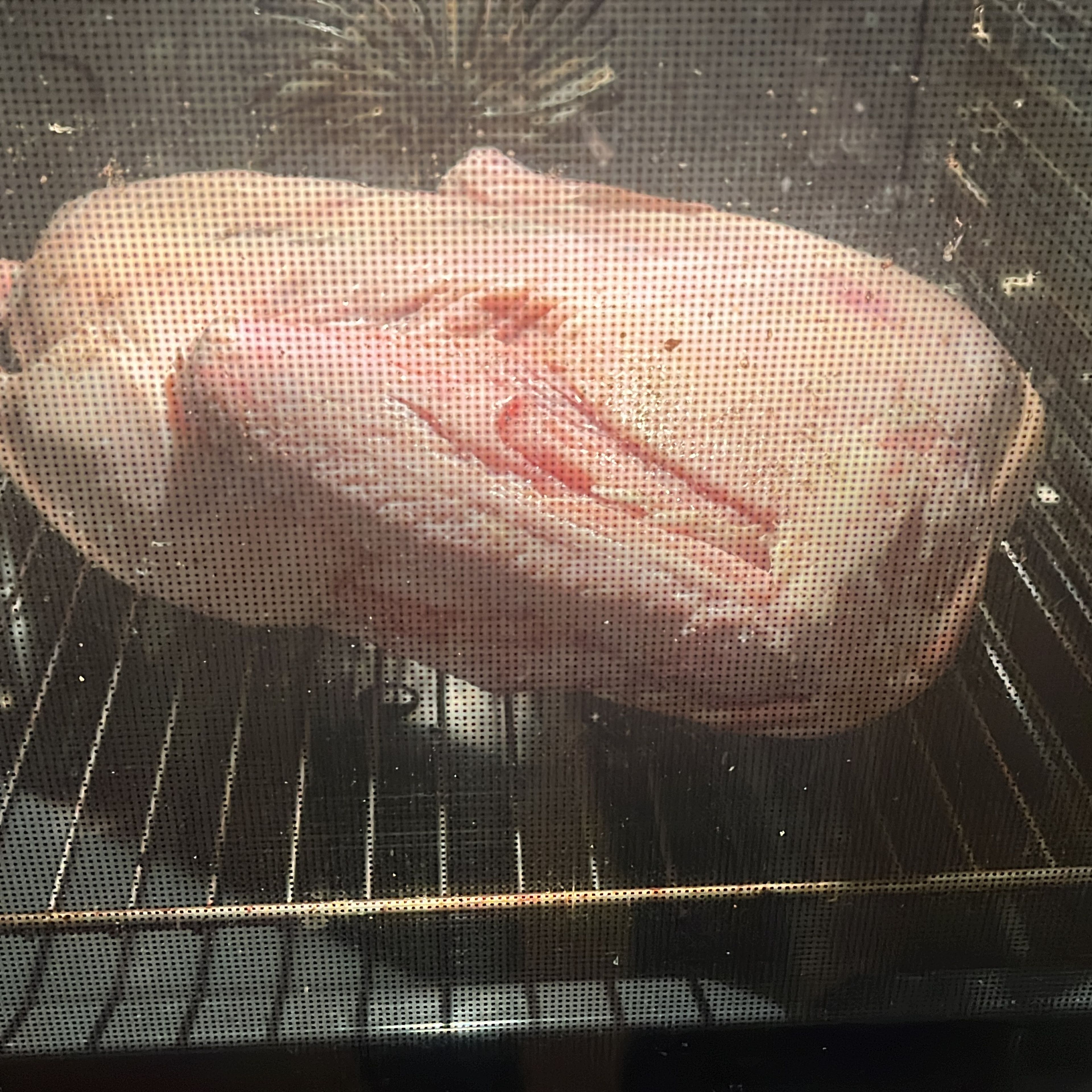 Die Gans mit der Brust noch unten auf den Rost in den kalten Backofen stellen, darunter eine tiefe Reine schieben.￼ Die Gans sollte im unteren Teil des Ofens sein. Backofen auf 160 Grad Oben- und Unterhitze stellen.