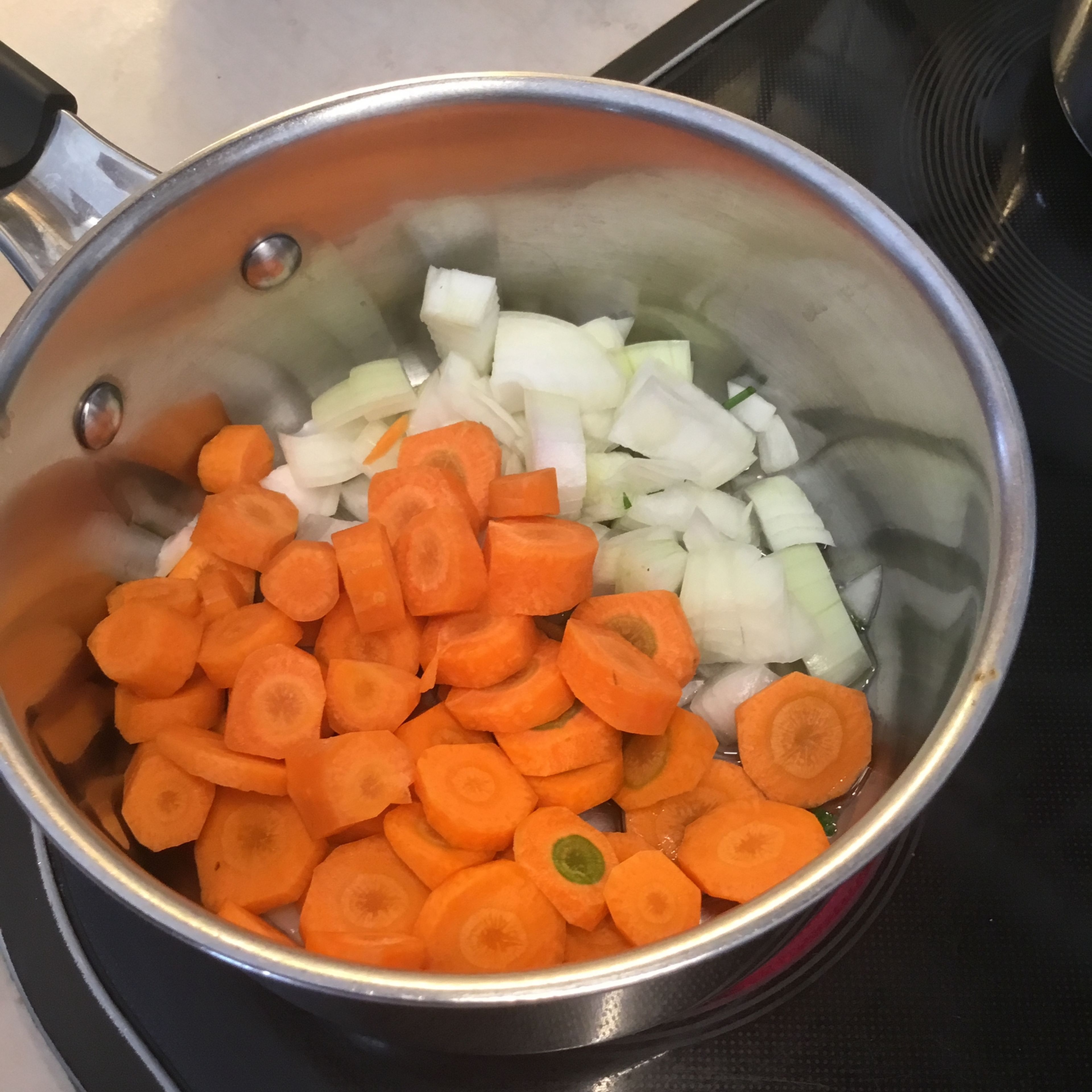 Während die Rouladen schmurgeln kann man die Karotten/Gemüsebeilage fertig machen. Karotten und gewürfelte Zwiebel im Castrol andünsten.