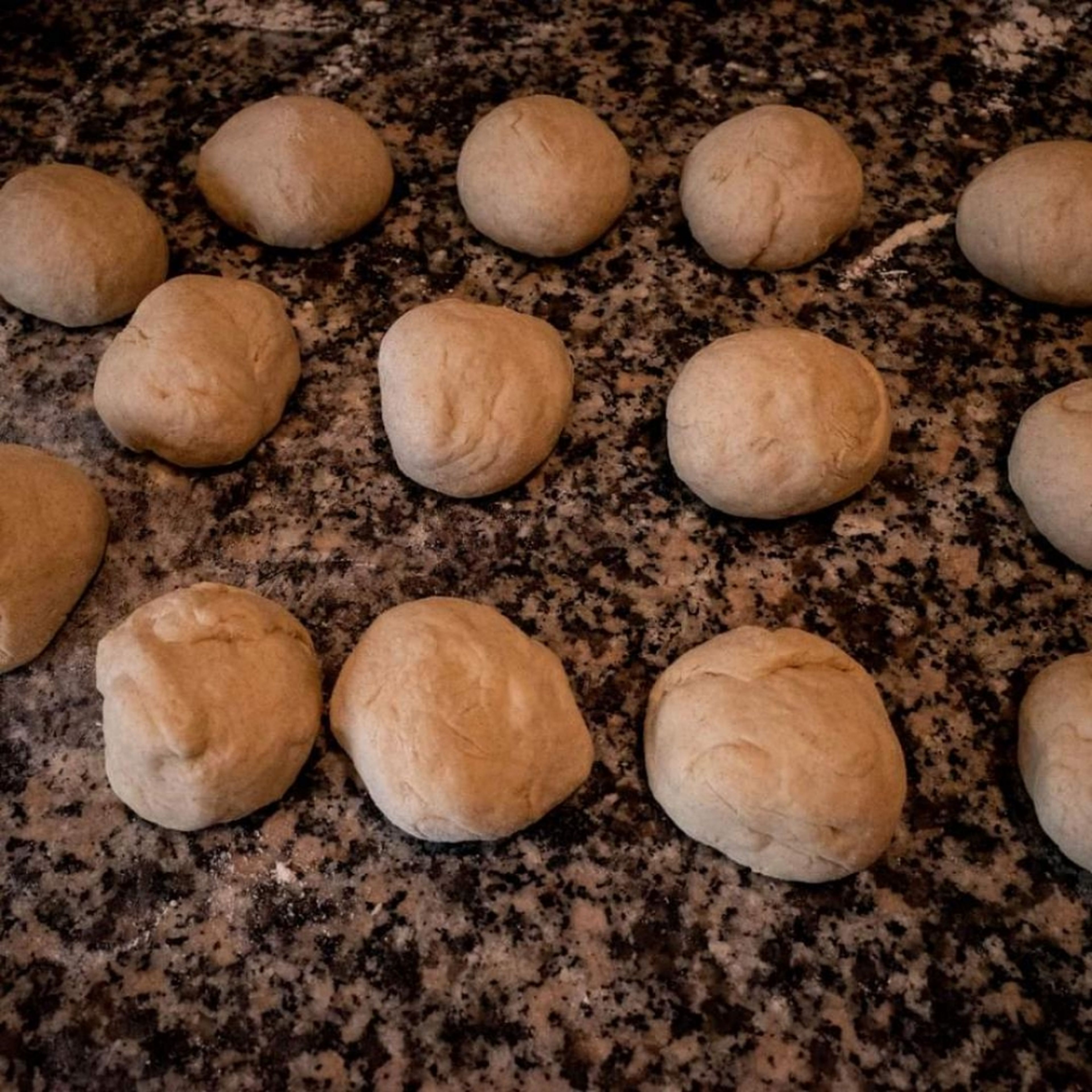 Nun die Teigkugeln ca 1/2 cm dick mit etwas Mehl ausrollen. Eine Pfanne ohne Fett bei guter Mittelhitze auf dem Herd erhitzen. Die Teigfladen nach und nach auf beiden Seiten ca 3 Minuten backen. Sie sollen nicht komplett bräunen, nur an den entstehenden Blasen. Die fertigen Naanbrote auf einem Teller geben und abdecken, sie sollen weich bleiben.