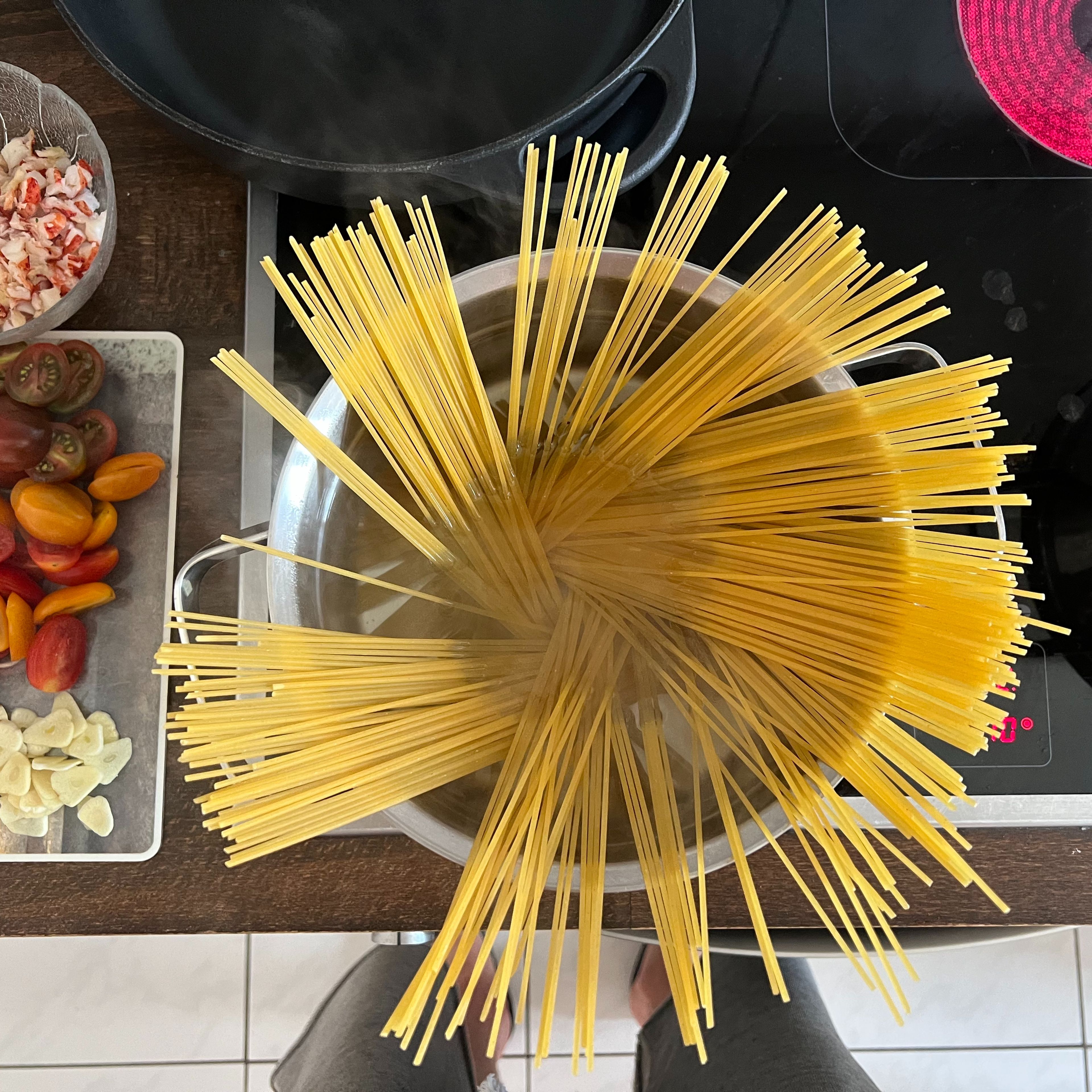 ZUBEREITUNG PASTA                           In einem großen Kochtopf reichlich Wasser zum Kochen bringen. Salz hinzufügen und Spaghetti hineingeben. Spaghetti al dente kochen und abgießen.