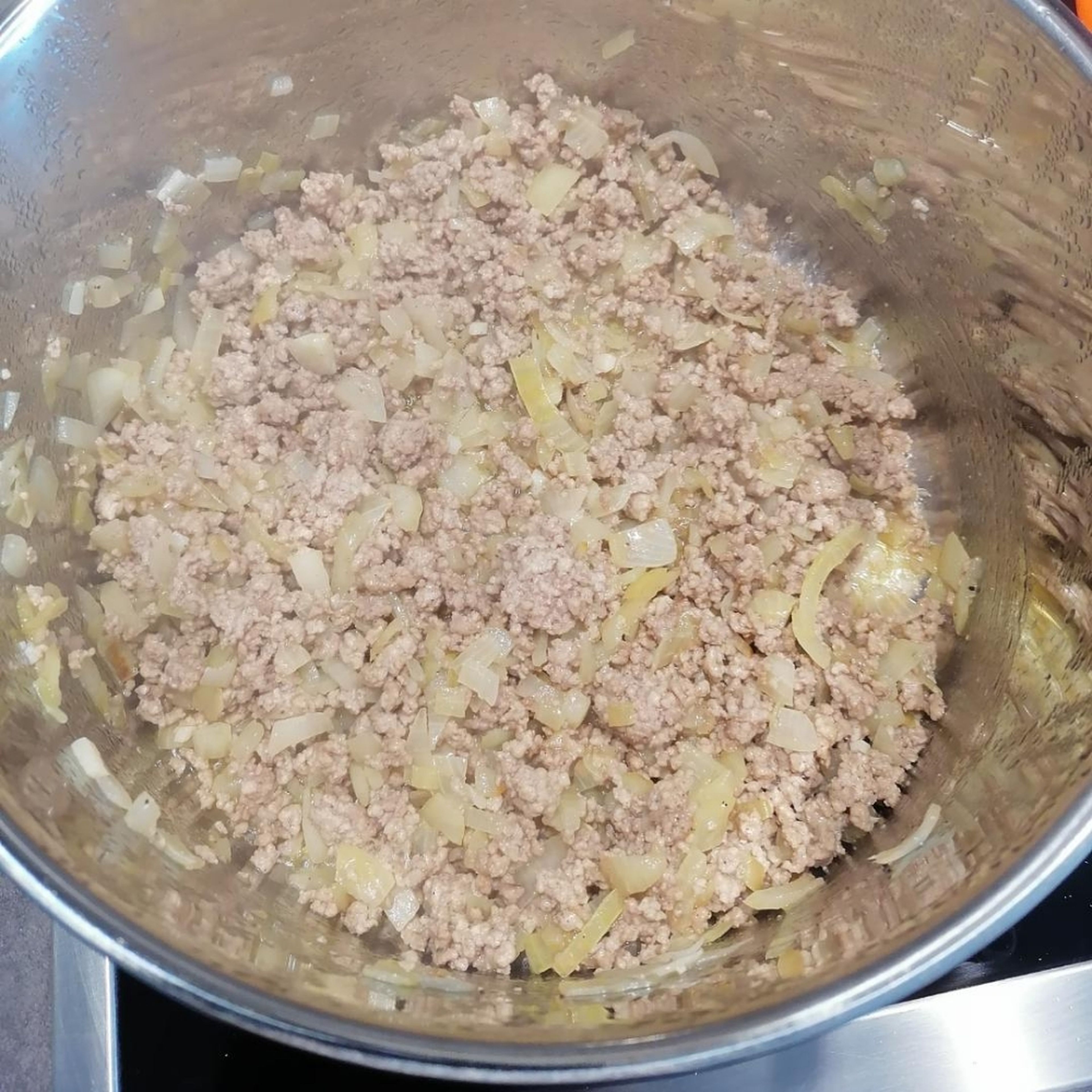 Zu der Zwiebel und dem Knoblauch das Hack hinzugeben und scharf anbraten. Die Mischung mit Salz und Pfeffer würzen.